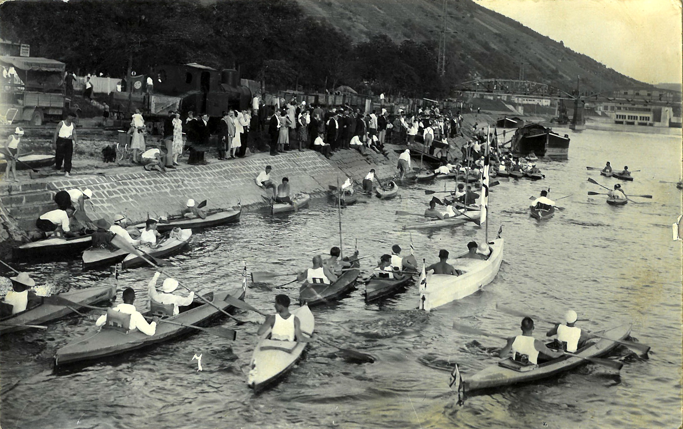 Paddelbetrieb am Klingenberger Mainufer in der Nähe der Einladung