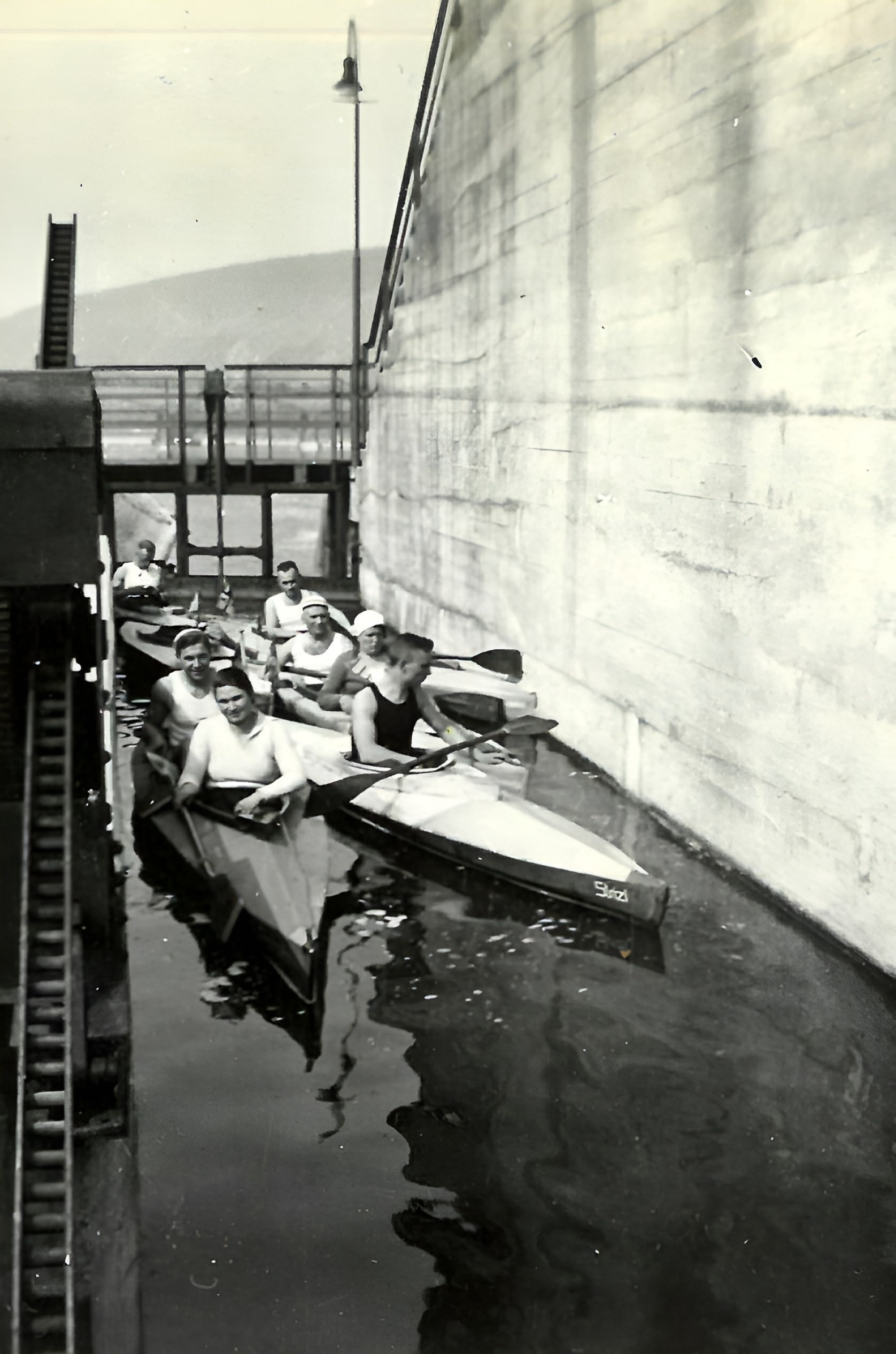 In der Bootsschleuse Klingenberg um 1930