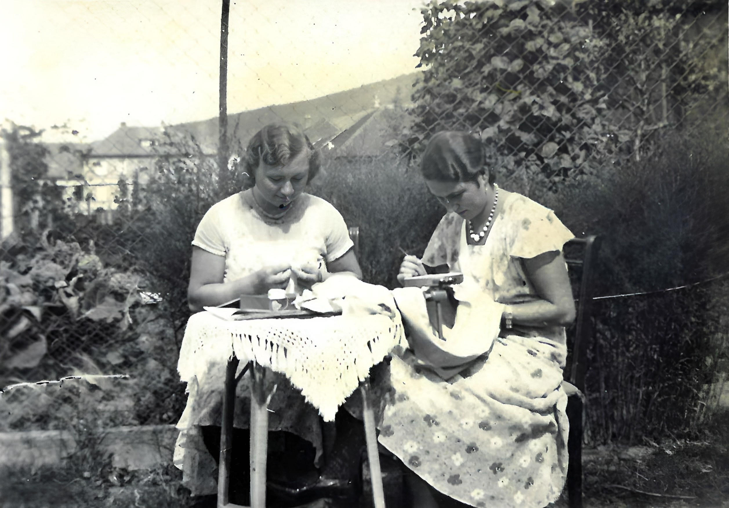 Mitglieder des Kanuclubs bei Handarbeiten