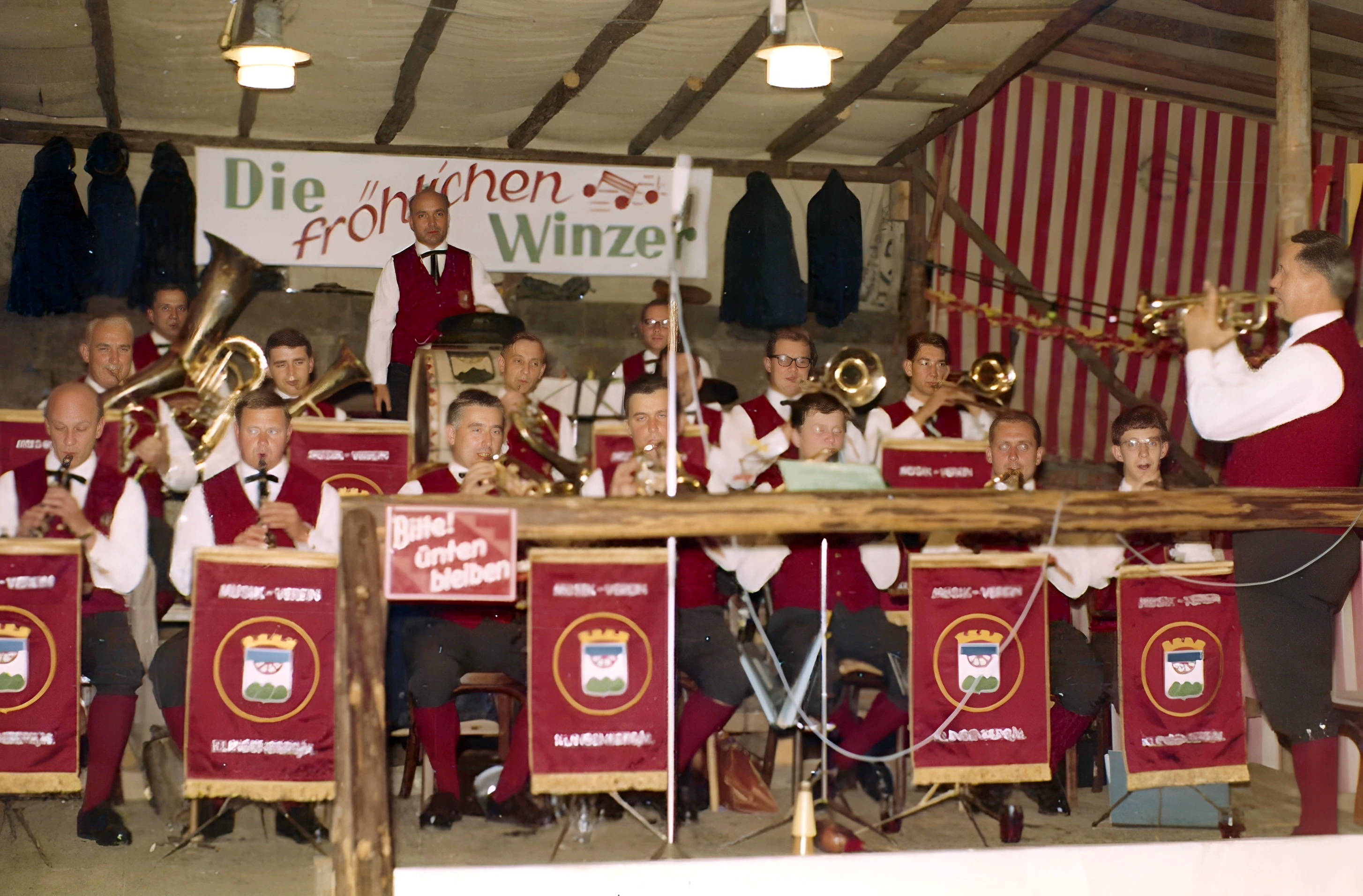 Die "Fröhlichen Winzer" in Aktion beim Winzerfest 1968