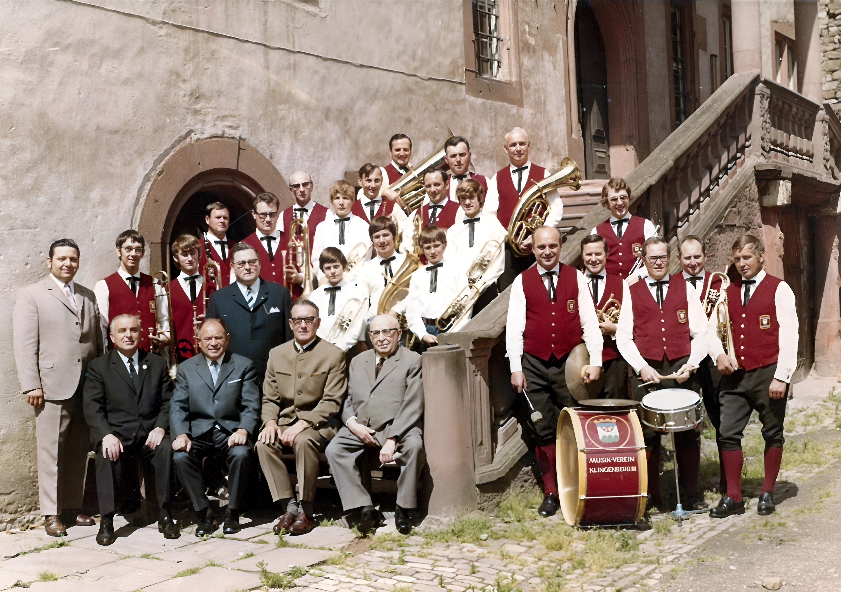 Gruppenfoto der Jubiläumskapelle im Schlosshof 1971
