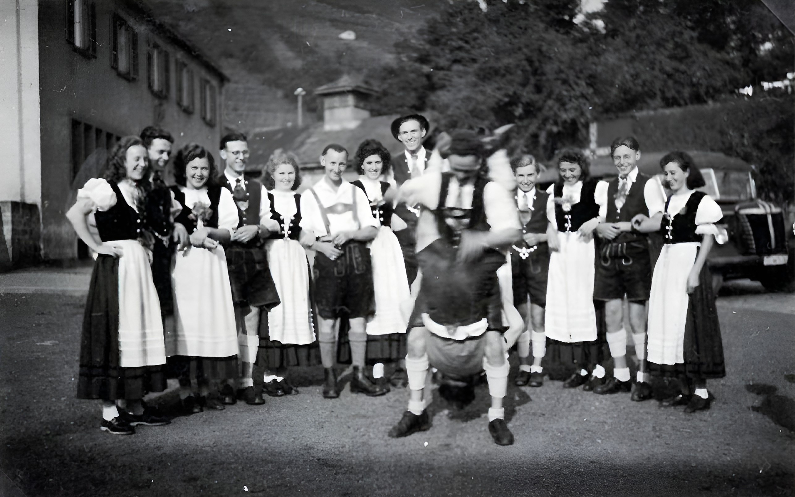 Trachtentanz am Marktplatz 1931