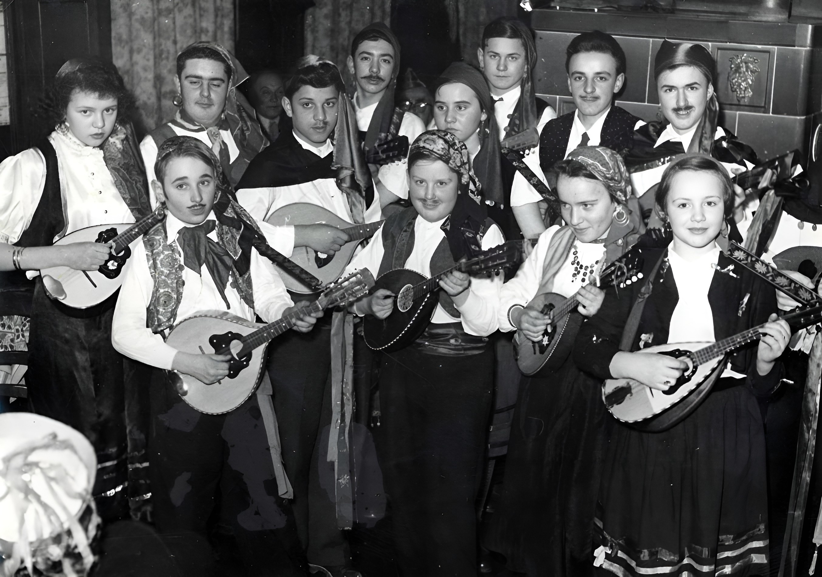 Die Wanderkapelle des Spessartbundes Klingenberg (Fasching 1955 als Zigeunerkapelle verkleidet)