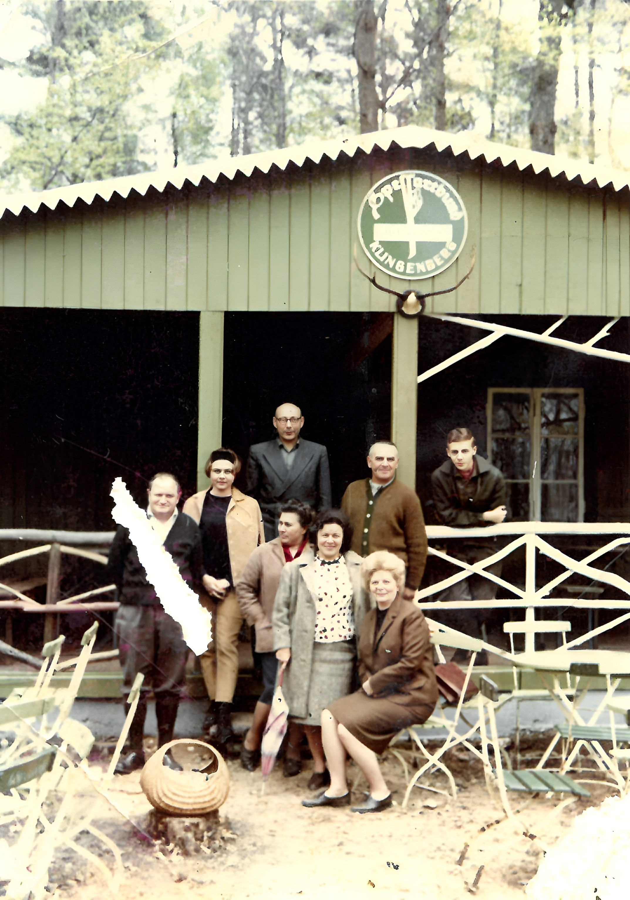 Gruppenfoto vor der neuen Schutzhütte 1965