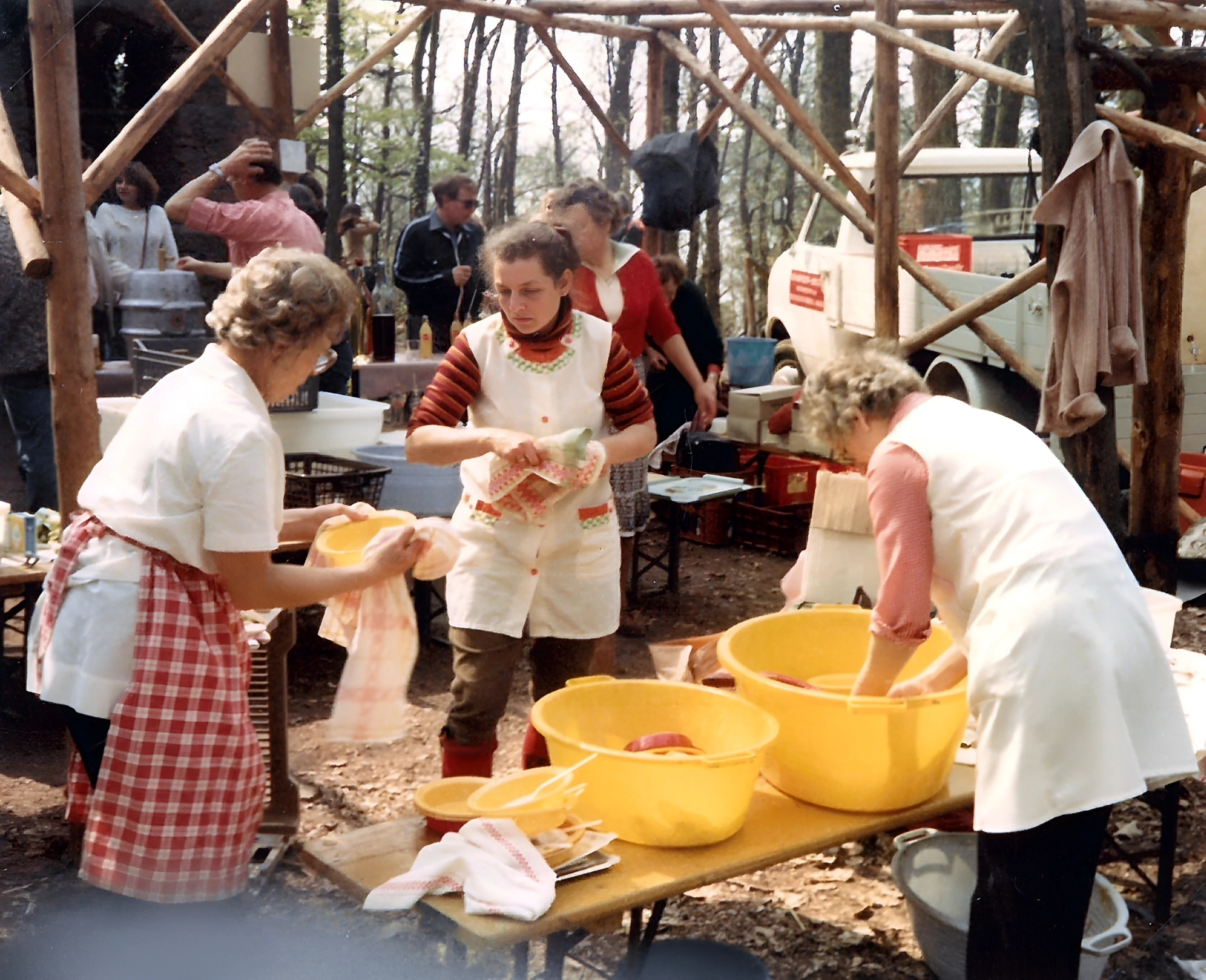 Fleißige Hände beim traditionellen Erbseneintopfessen am 1. Mai 1980 am Aussichtsturm