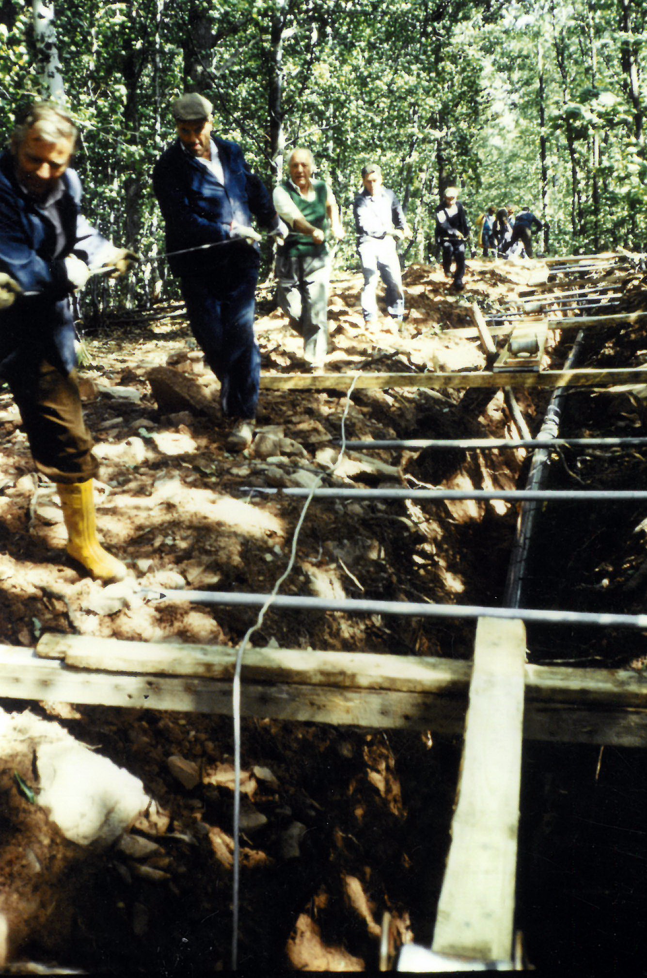 Versorgungsrohre werden verlegt.