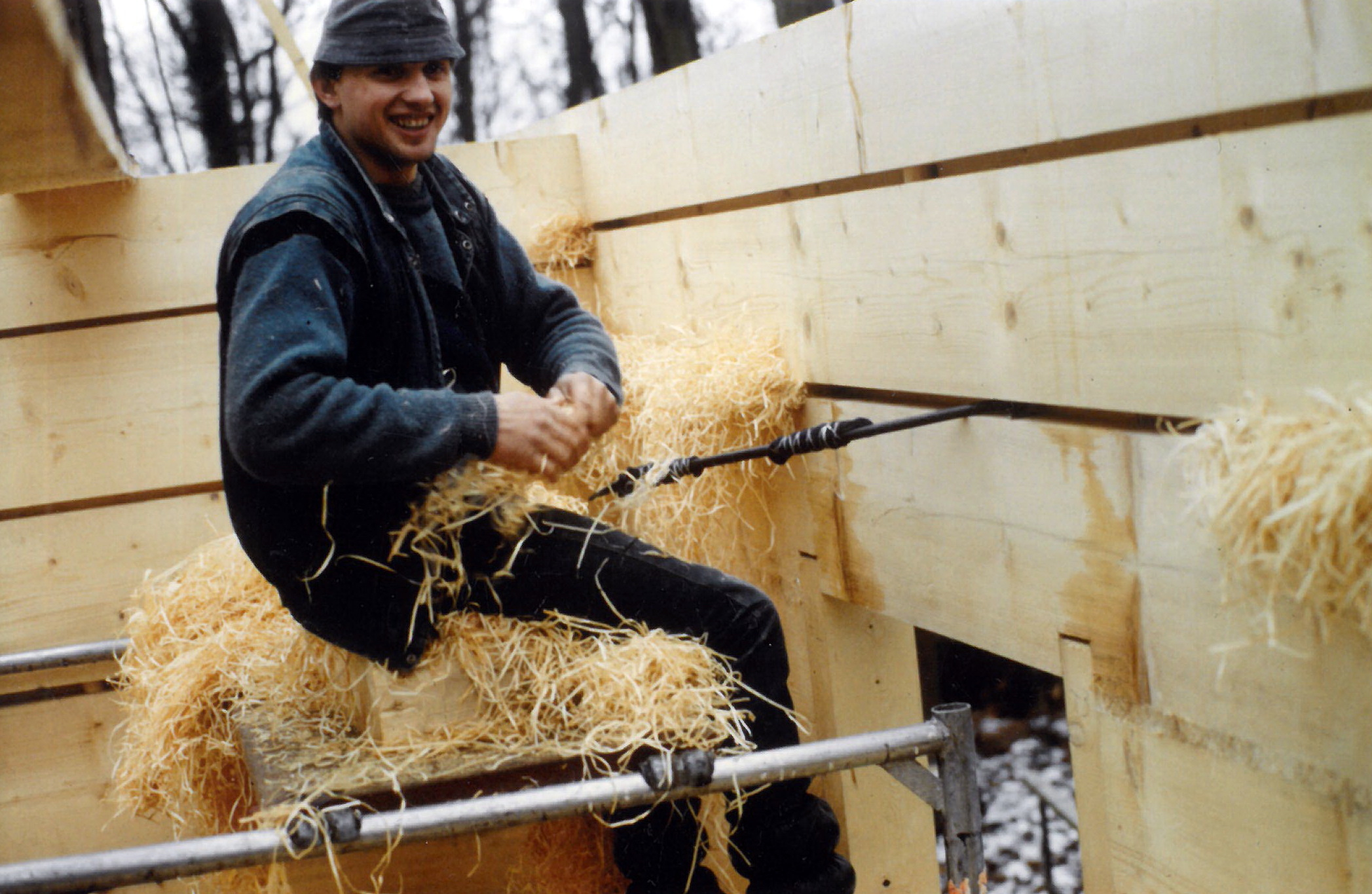 Holzwolle dient zur Isolation zwischen den Balkenfugen