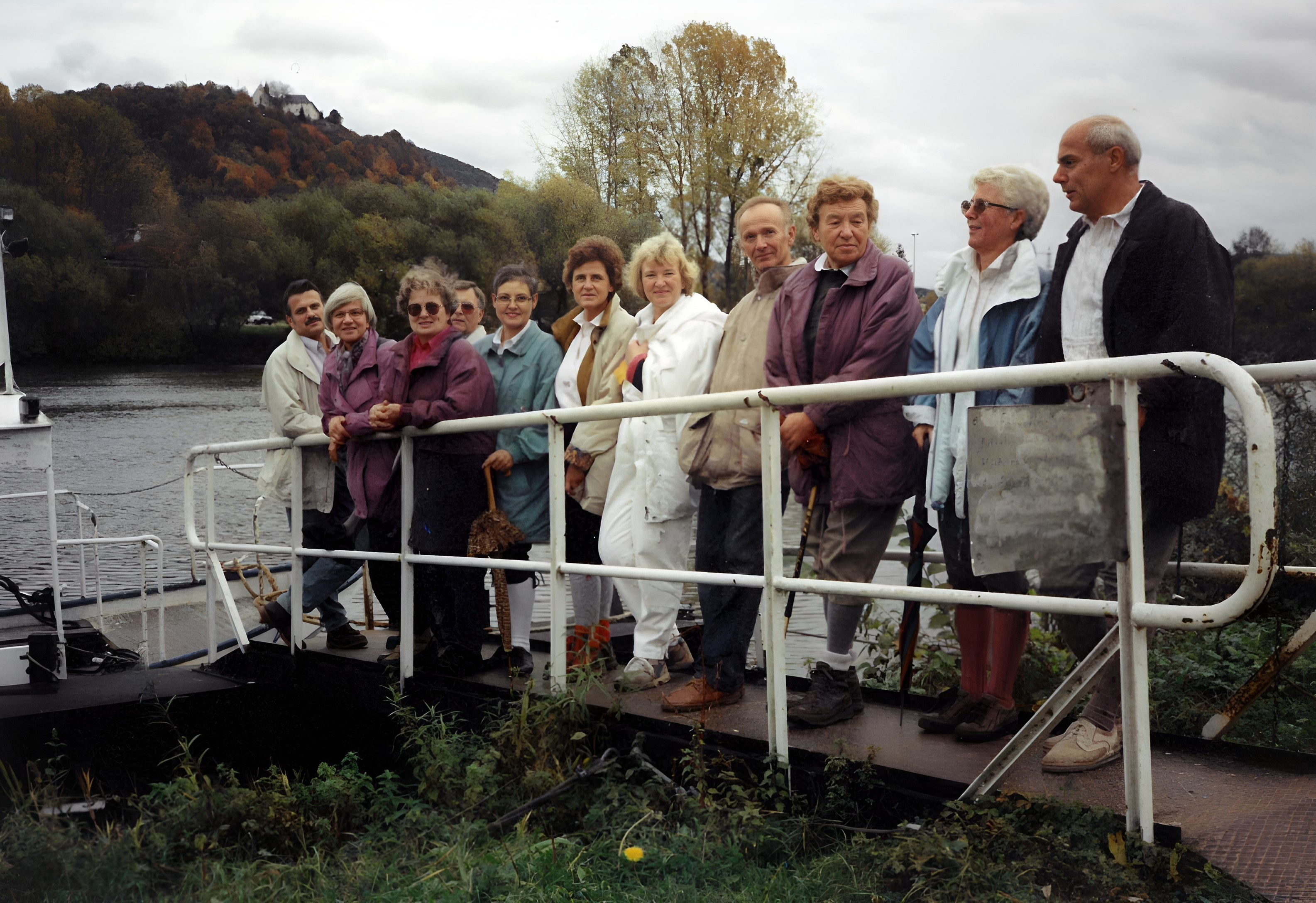 Die Wanderer des Spessartbundes auf der Fähre von Kleinheubach nach Großheubach