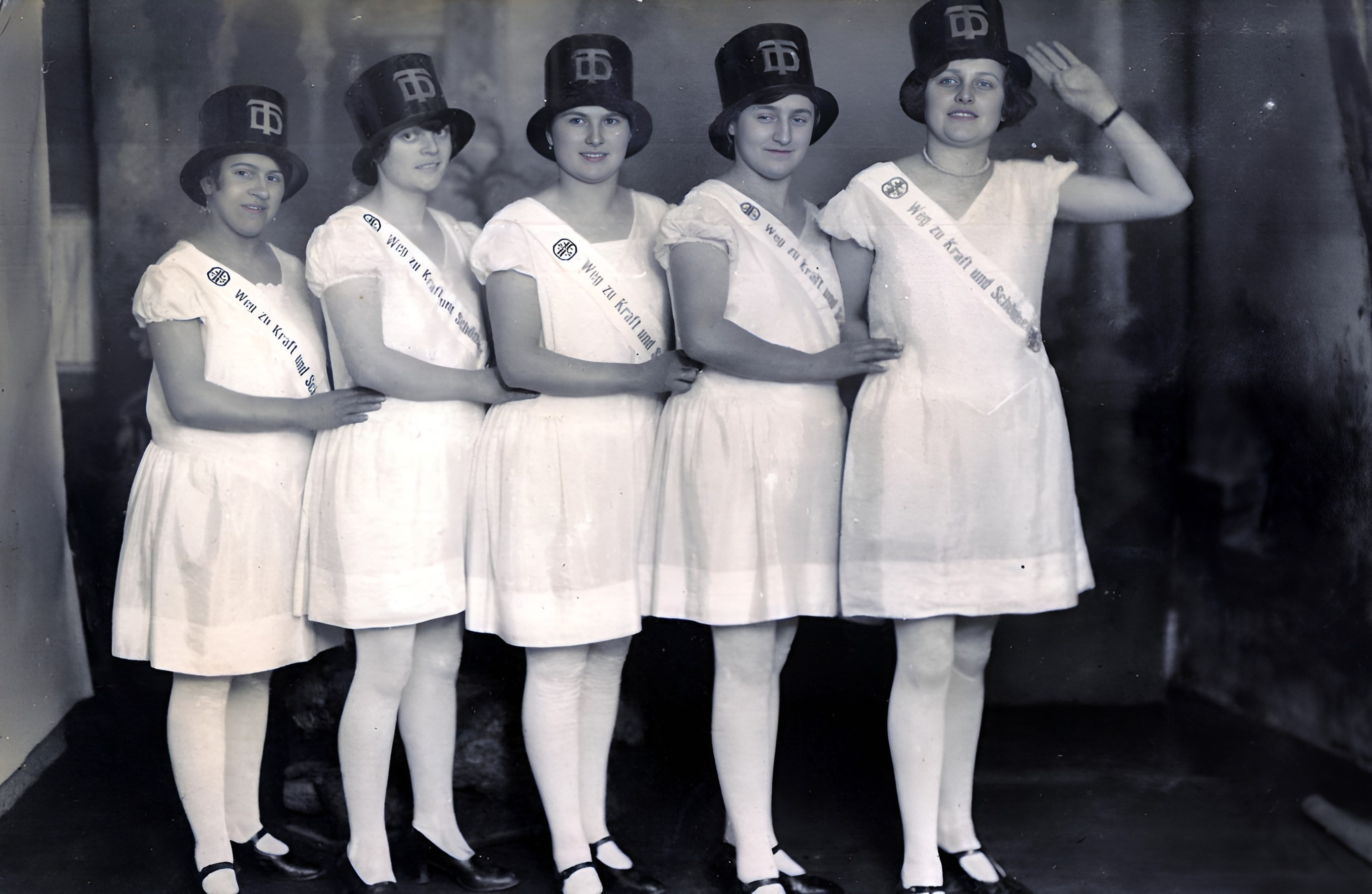 Damenriege beim Turnerball 1928