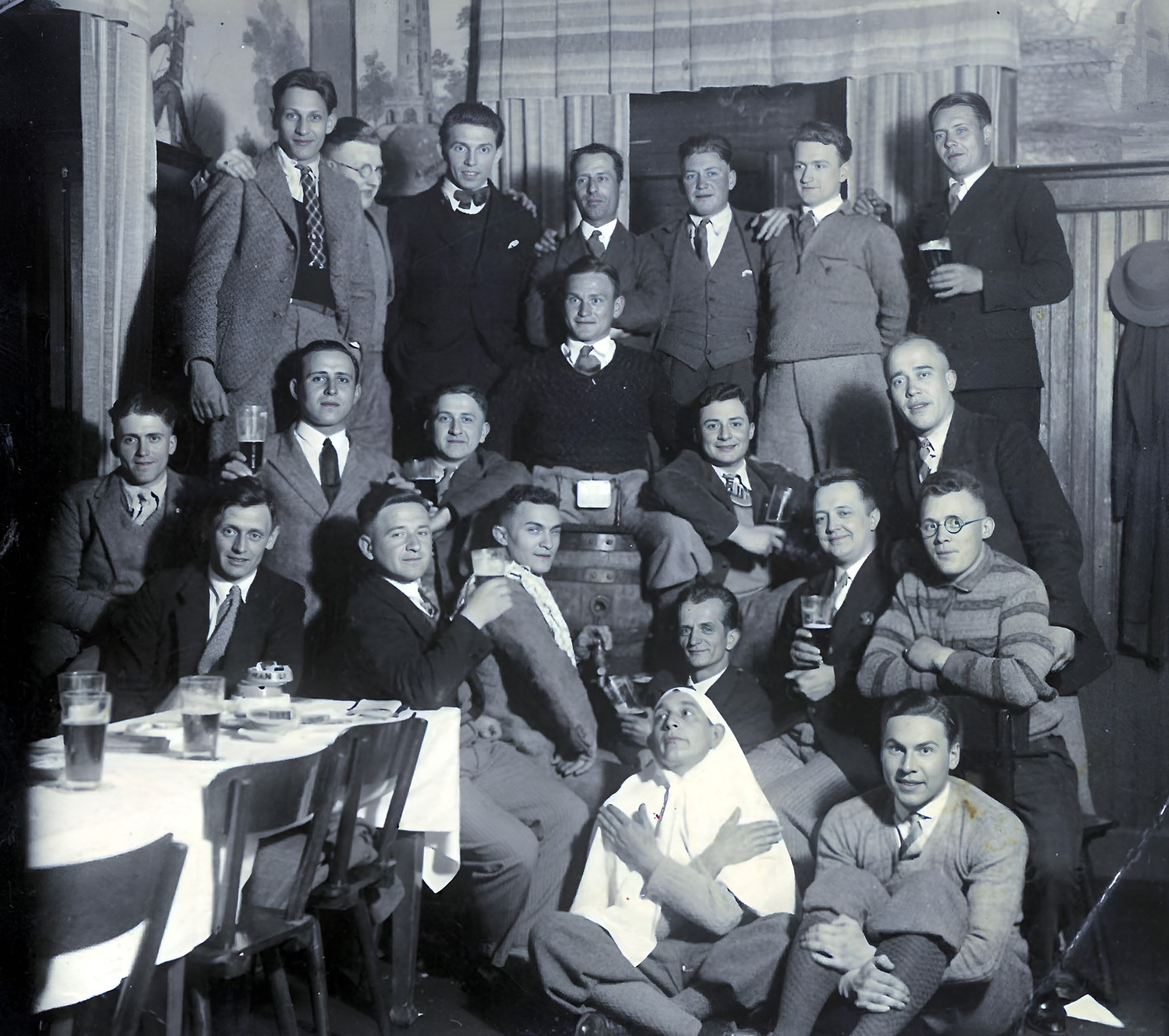 Gruppenfoto der Turner im Gasthaus zum Hirschen