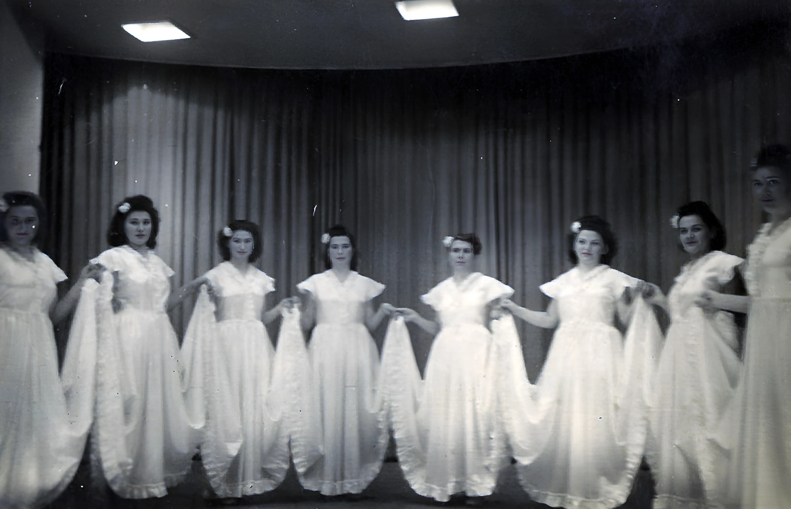 Damen in weißen Gewändern - Anlass unbekannt