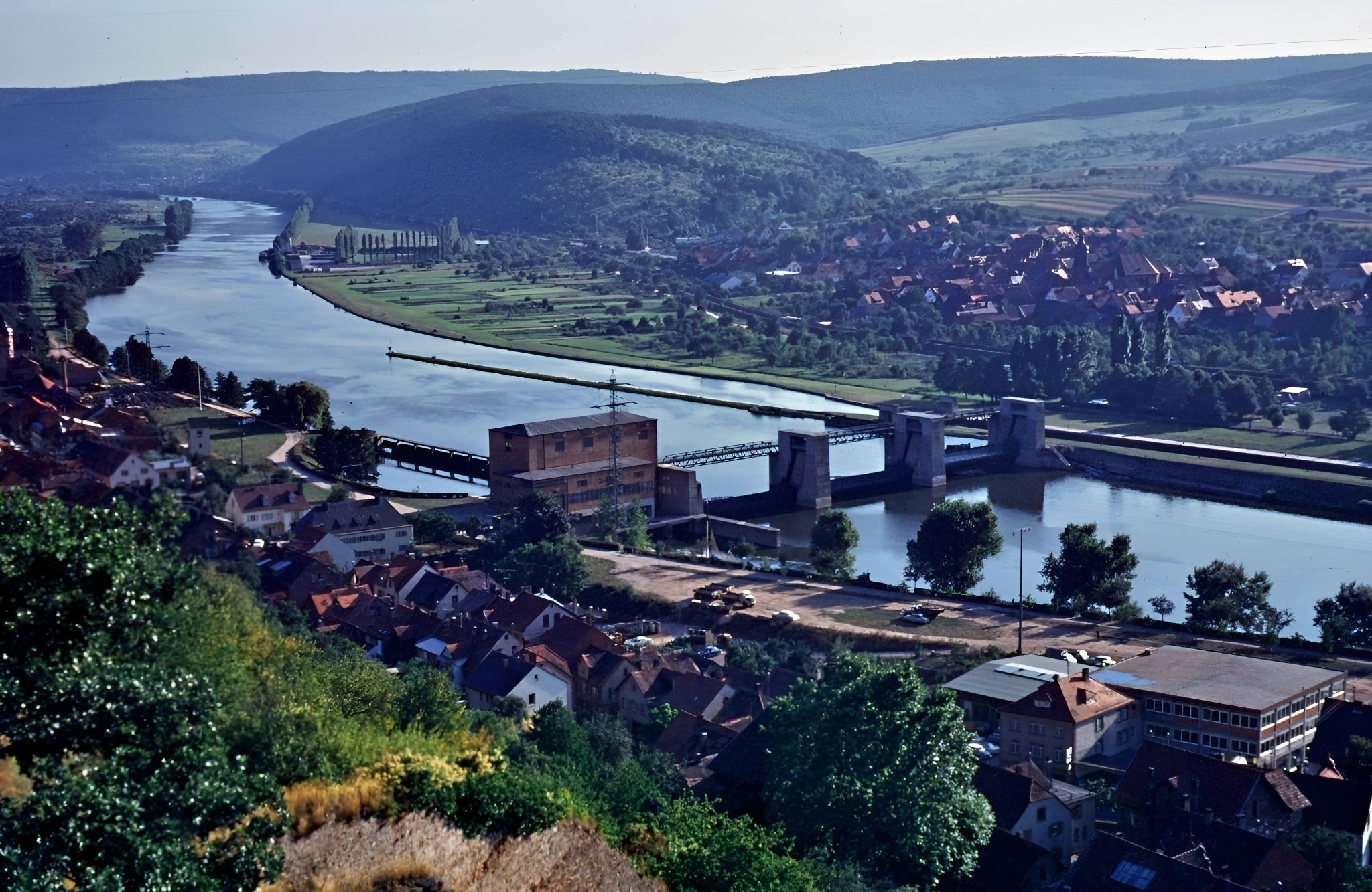 Blick auf den Maindamm um 1970