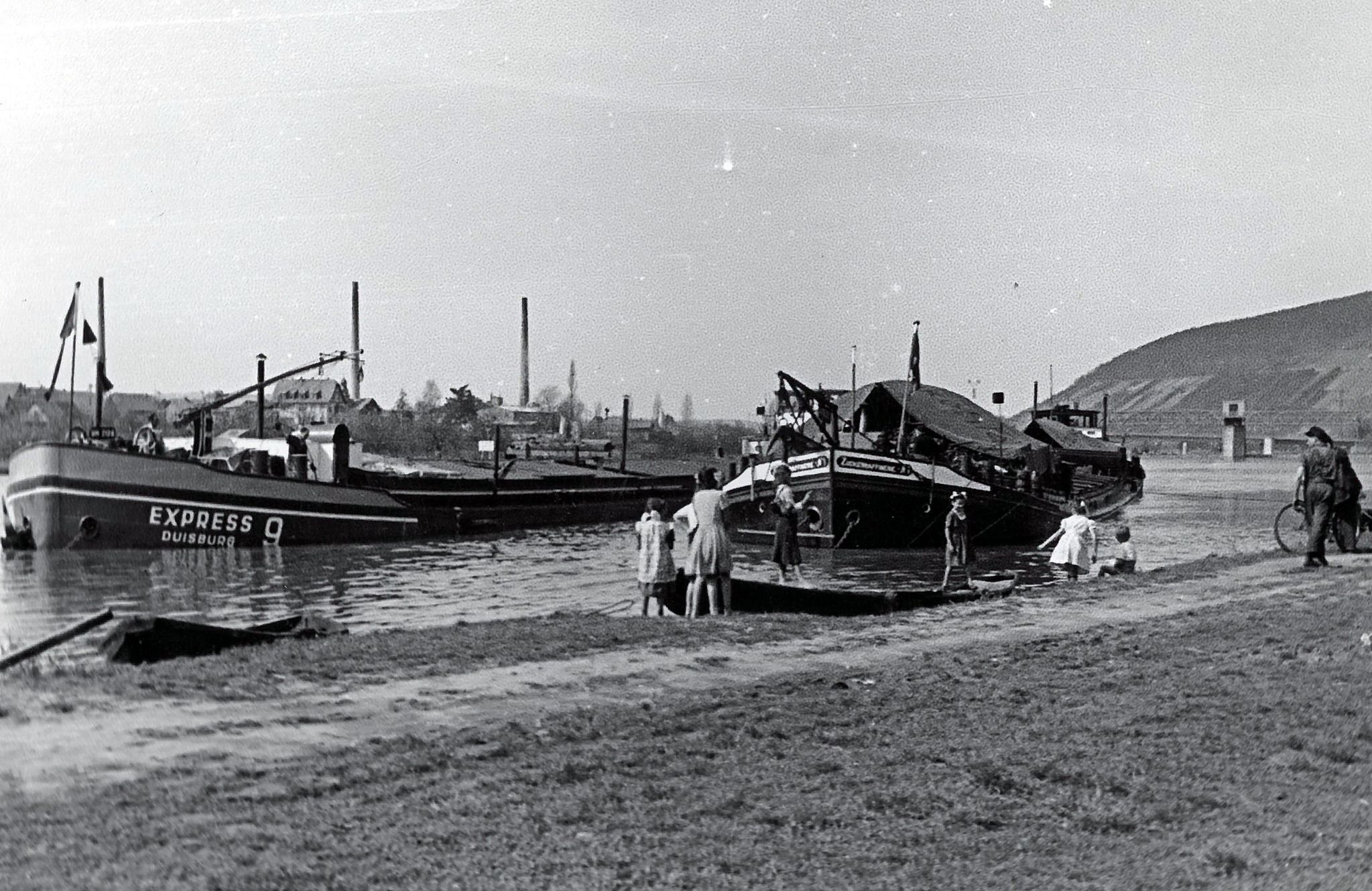 Die "Holzlände" vor den Sägewerken Michel und Ühlein in Klingenberg um 1950