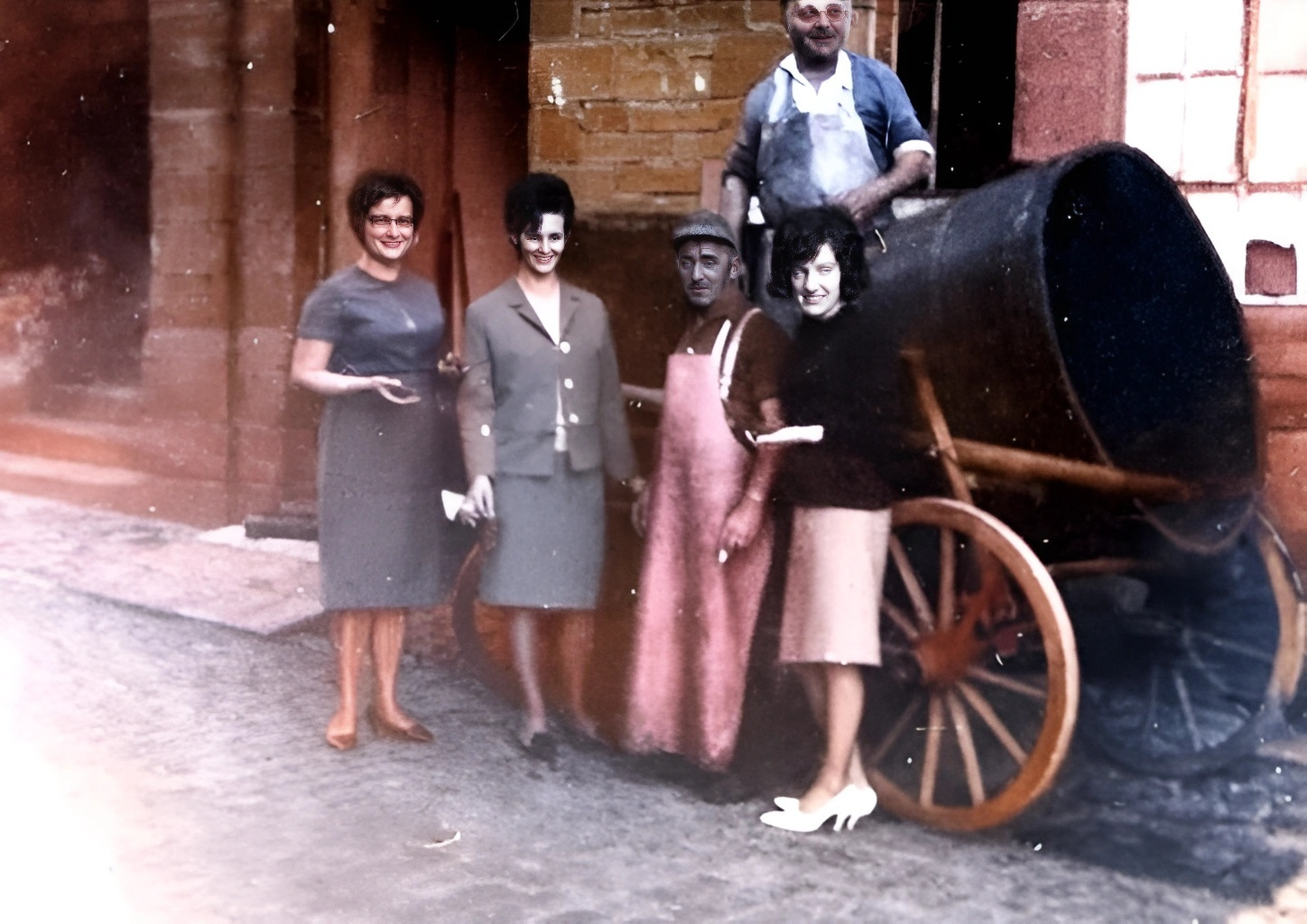 Vor dem ehemaligen Brauereigebäude der Brauerei Ebert in der Wilhelmstraße 13 in den 1970er Jahren