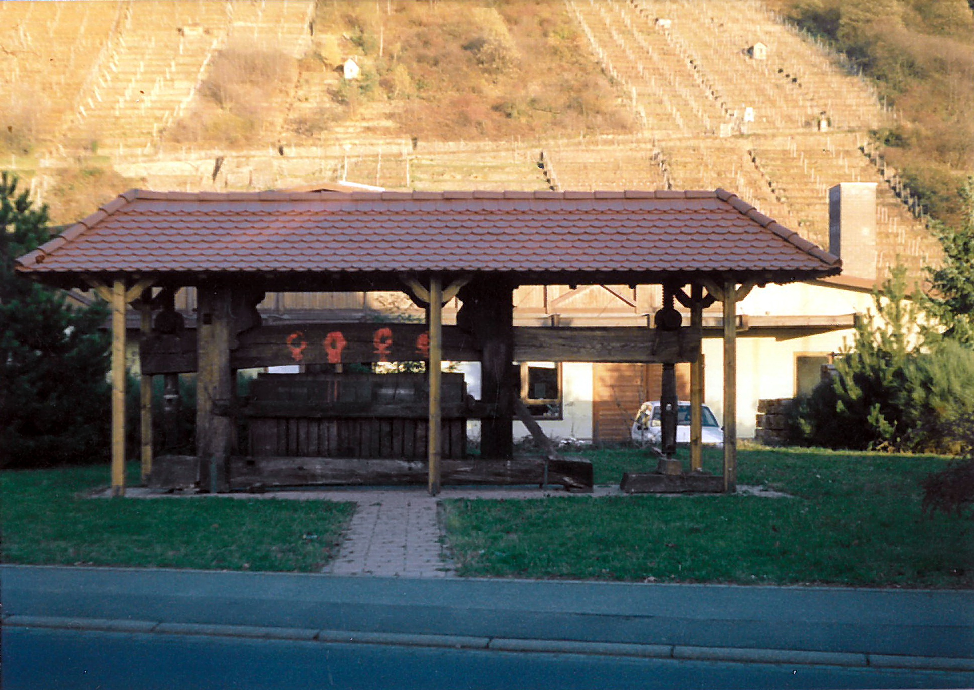 Diese alte Traubenpresse zierte einst den Vorplatz des Weinguts