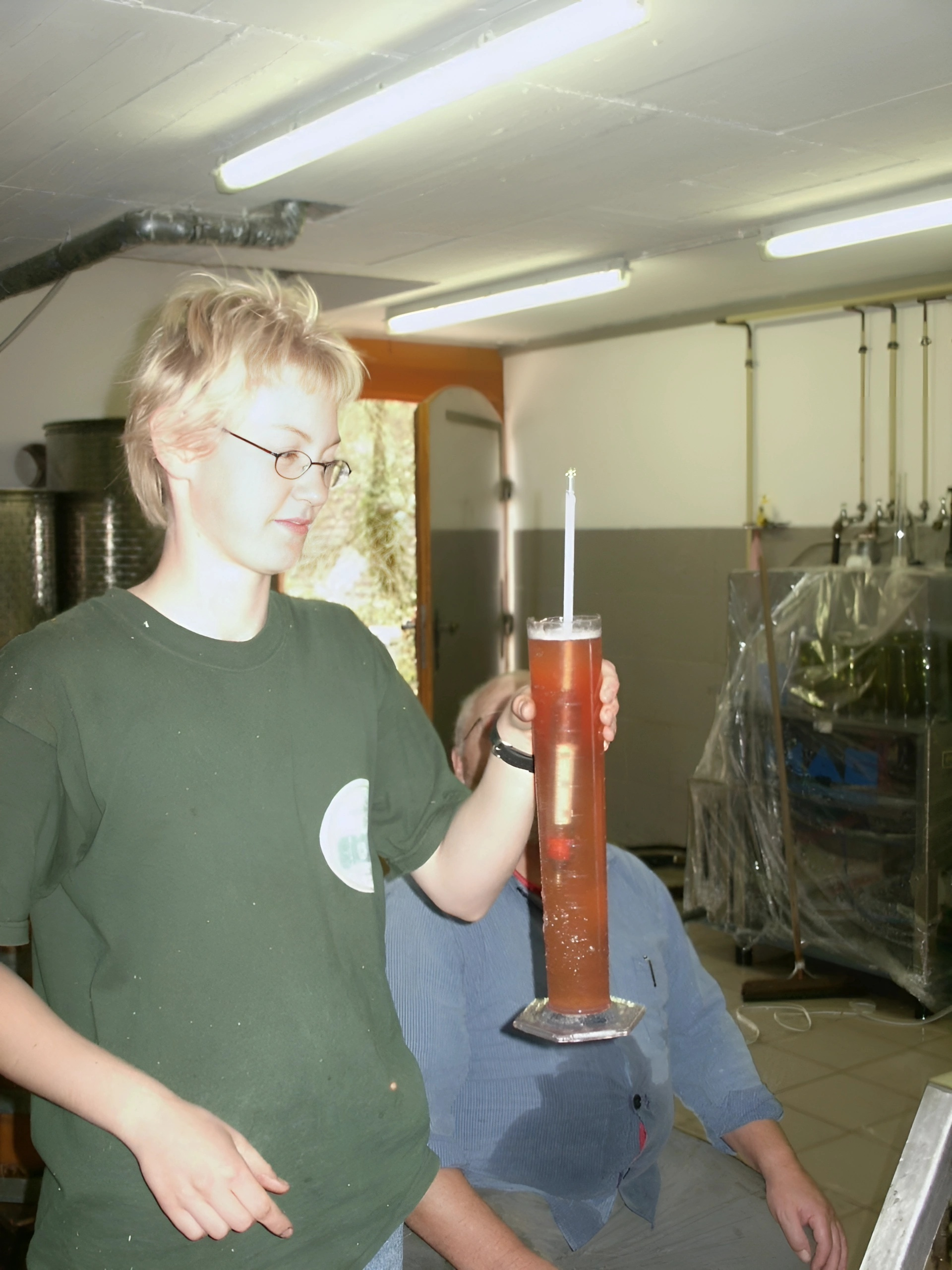 Petra Zeller mit der Mostwaage