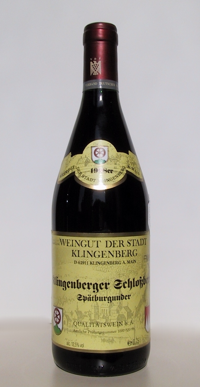 Weinflasche mit klassischem Etikett