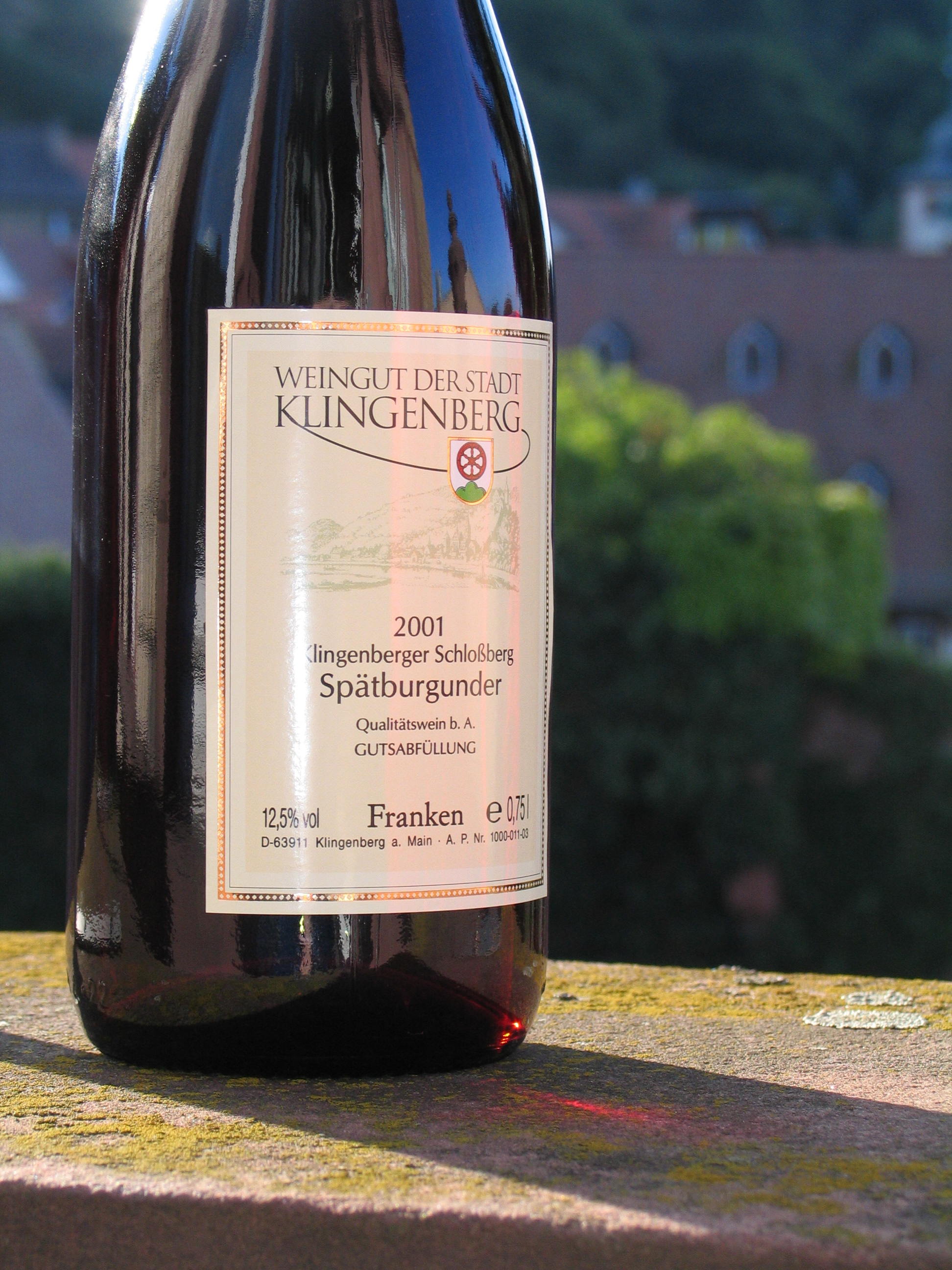 Weinflasche mit neuem Etikett und Logo