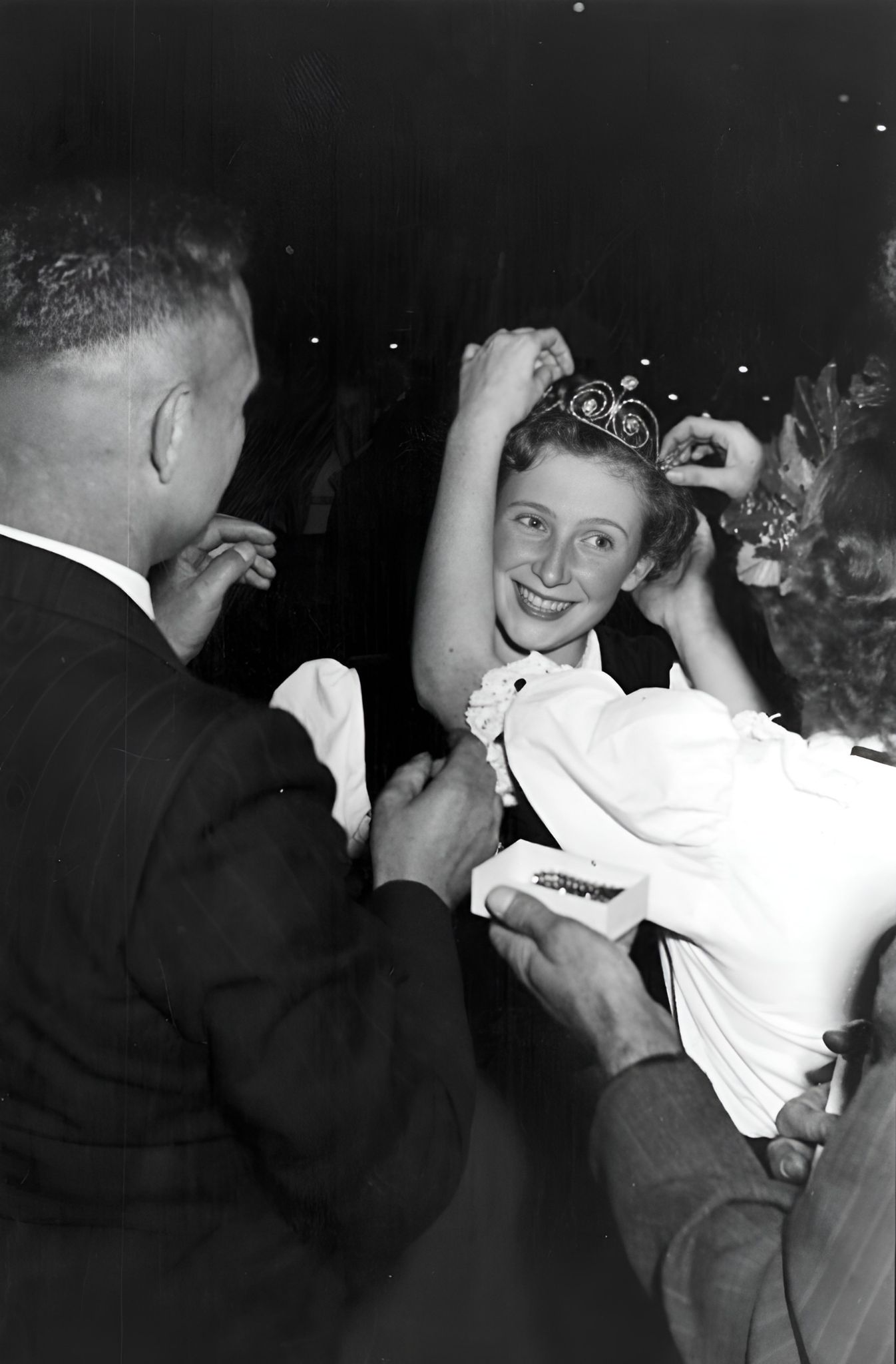 Hanni Scholz wird zur Weinkönigin gekührt