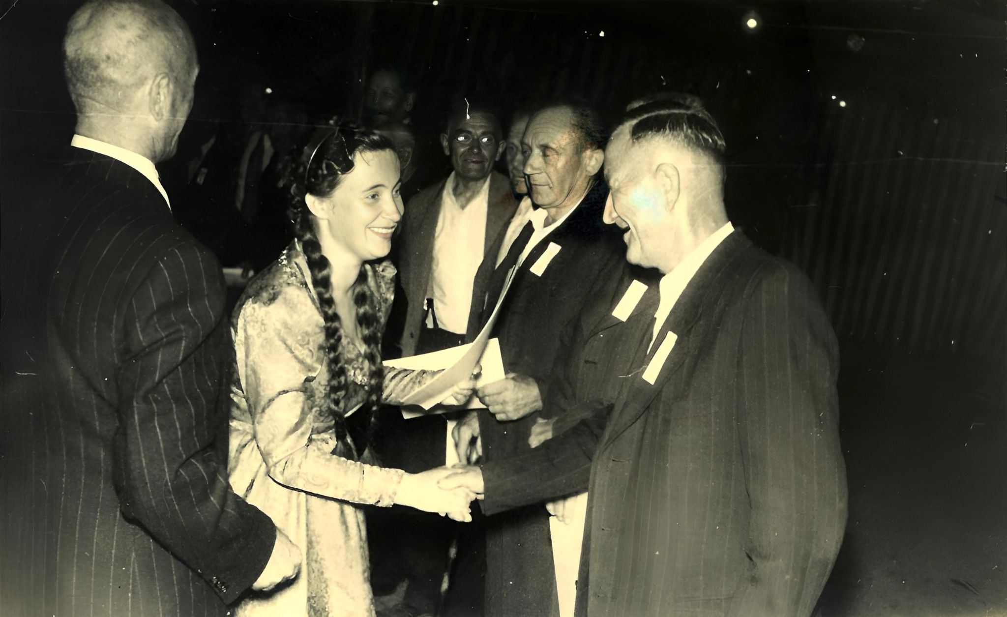 Hanni Scholz, die 1951 gewählte Weinkönigin begrüßt die Gäste