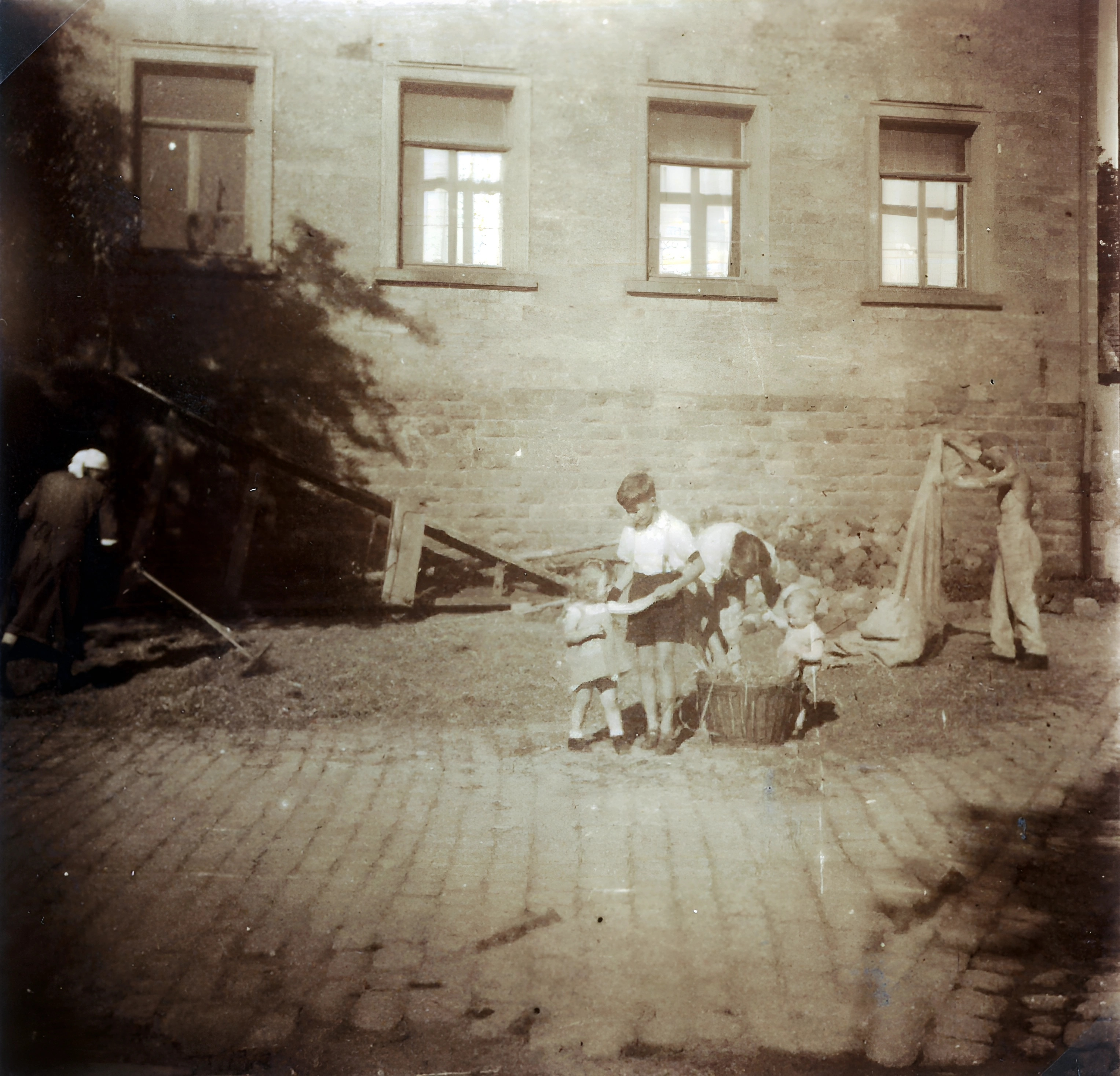 Vor der alten Schule