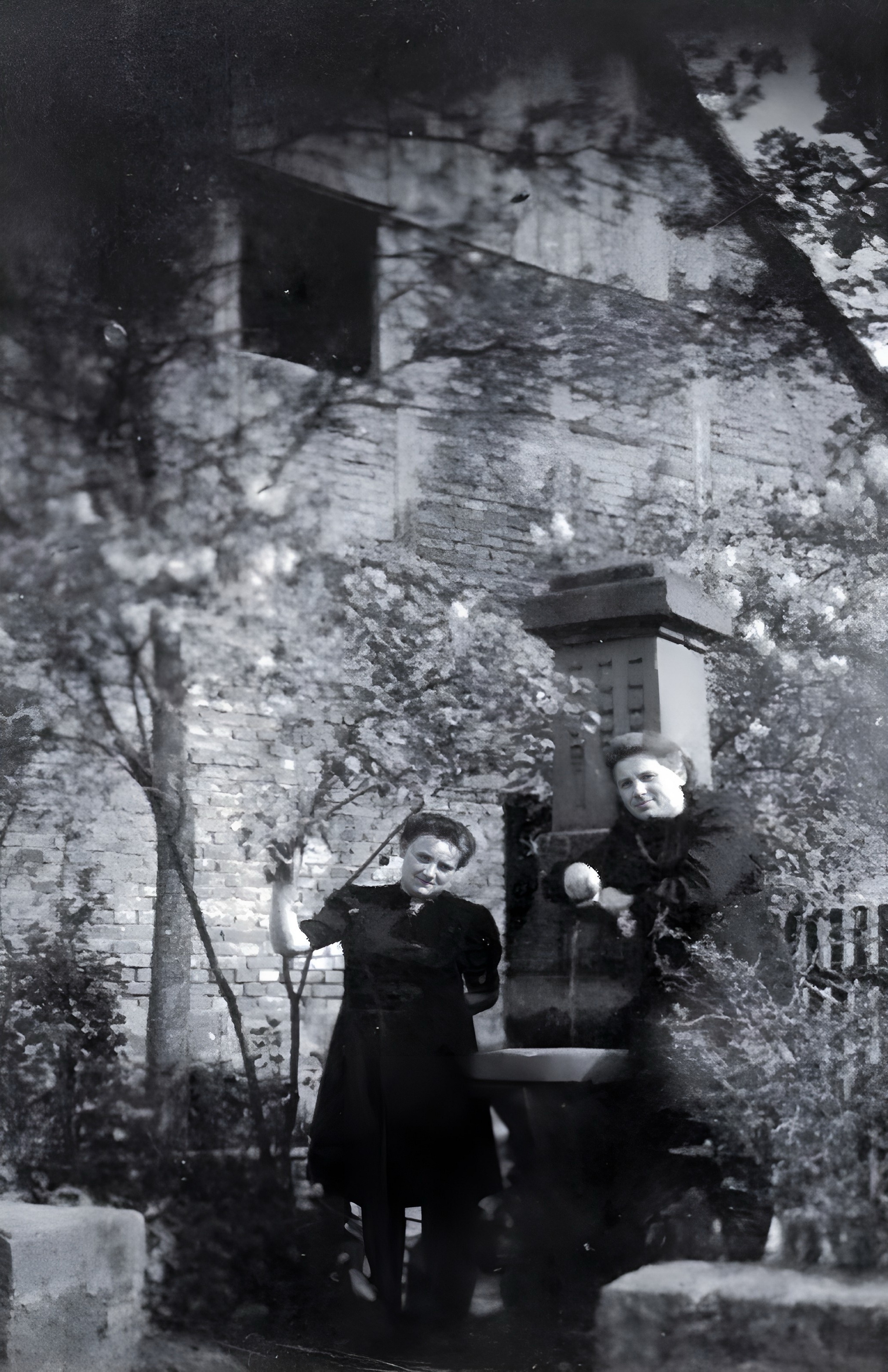 Rosa und Hedwig Wengerter am Dorfbrunnen in der Rosenbergstraße