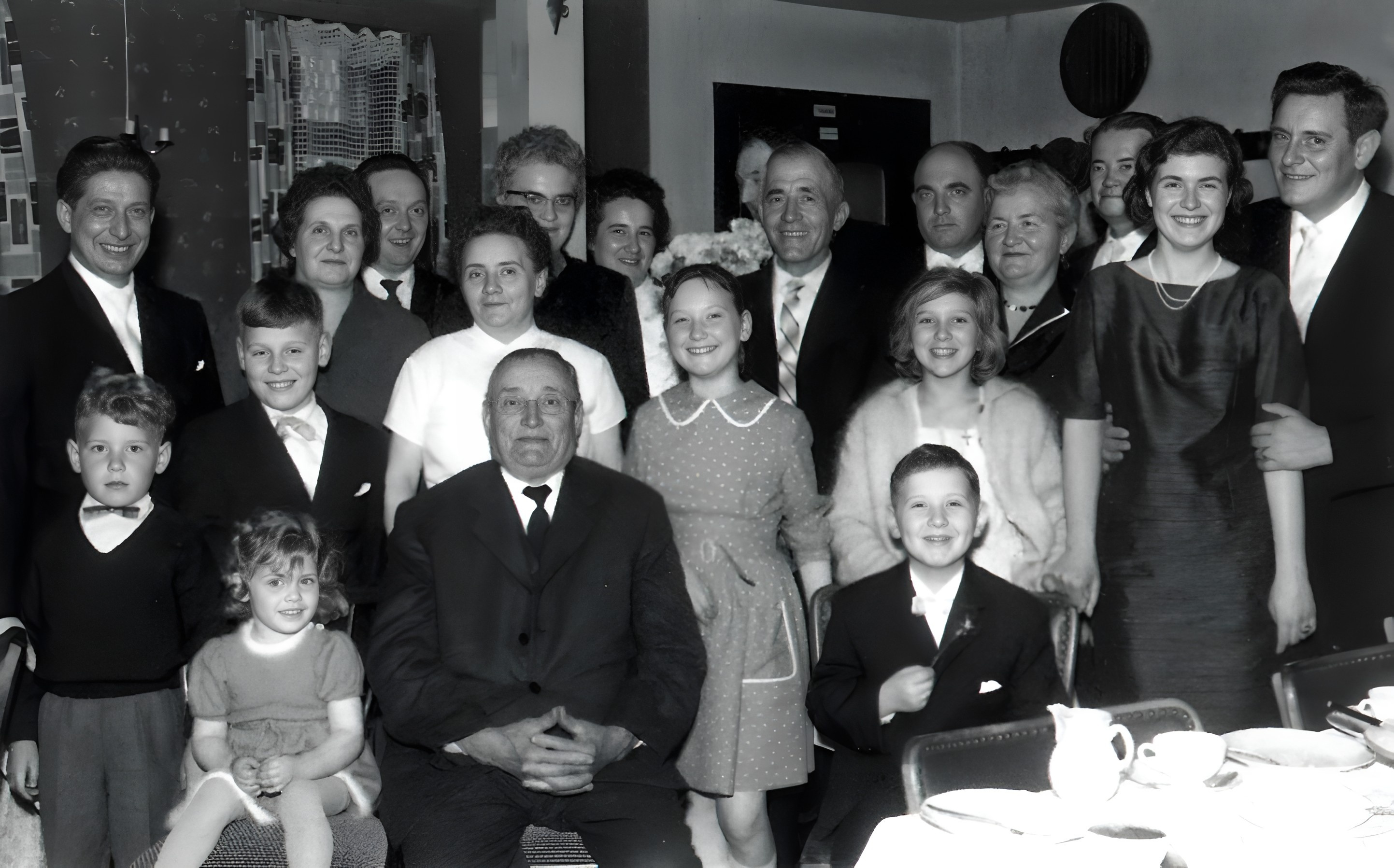 Gruppenfoto mit August Wengerter anl. der Kommunionfeier von Bruno Schmittke