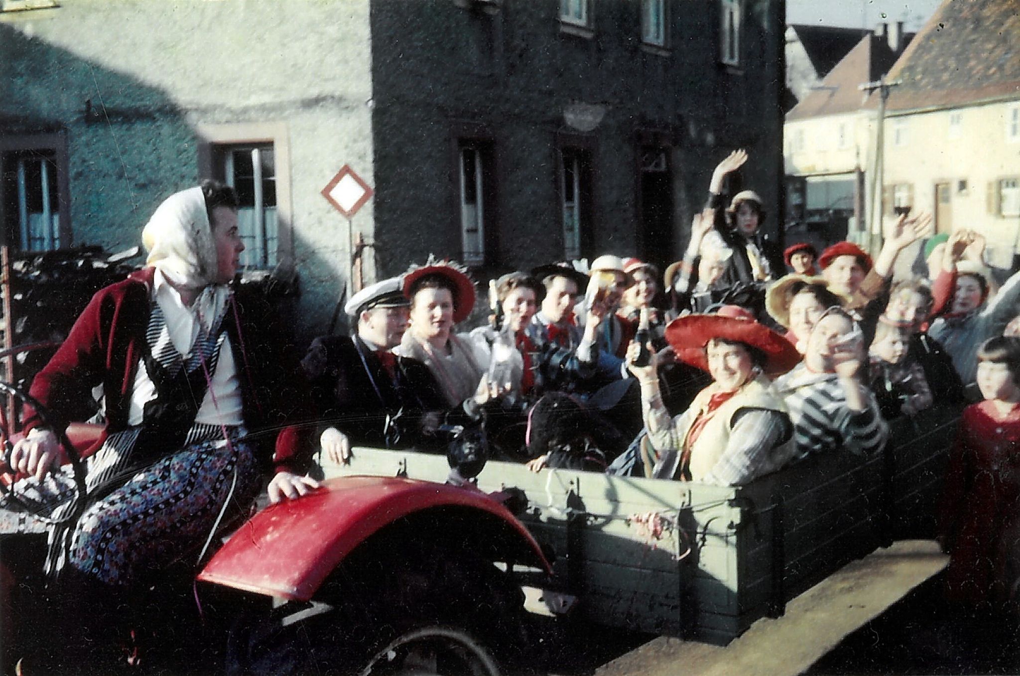 Rudi Staudt mit einem Wagen voll Faschingsnarren