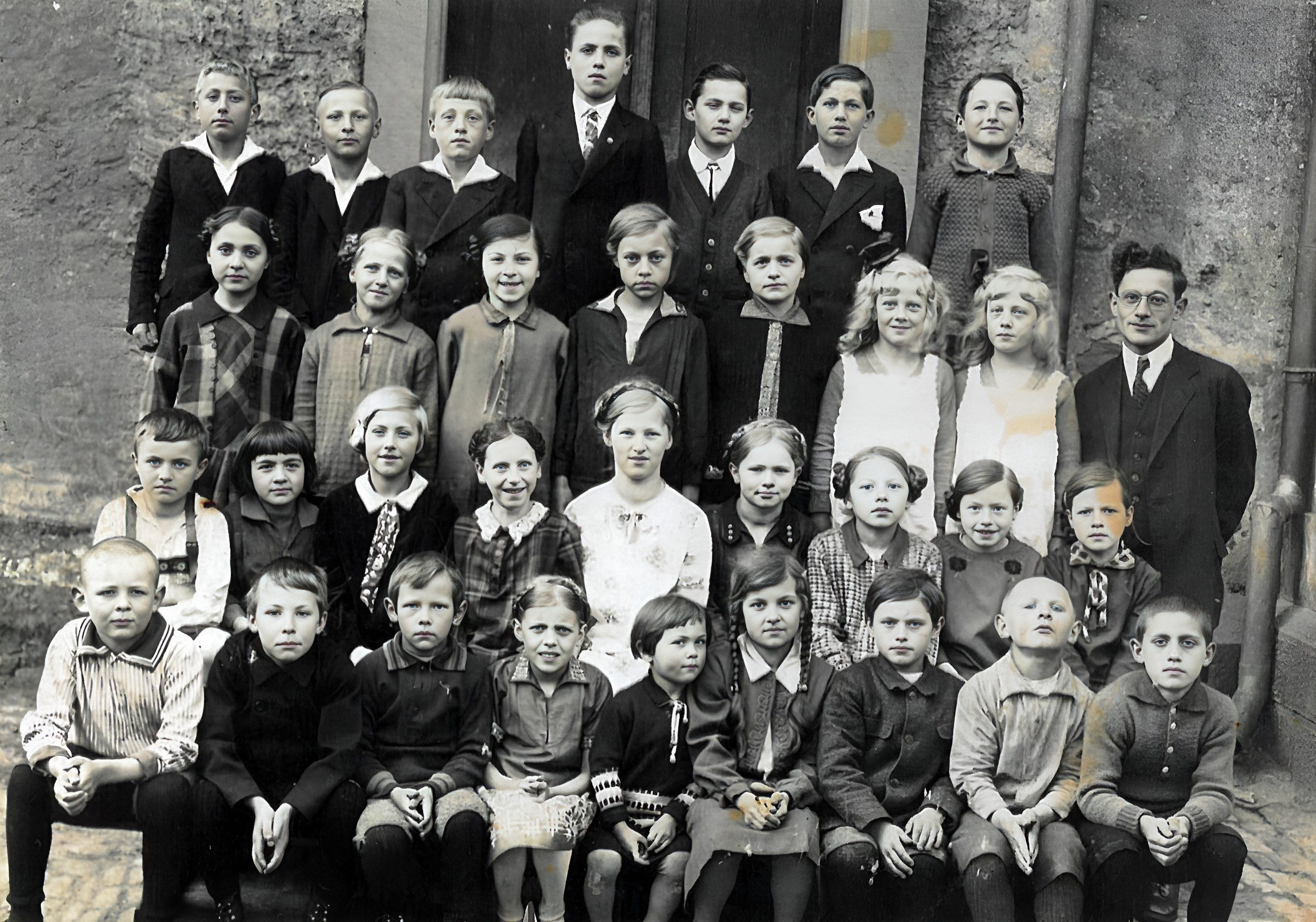 Gruppenfoto des Geburtsjahrgangs 1919/1920 am Seiteneingang der Röllfelder Kirche