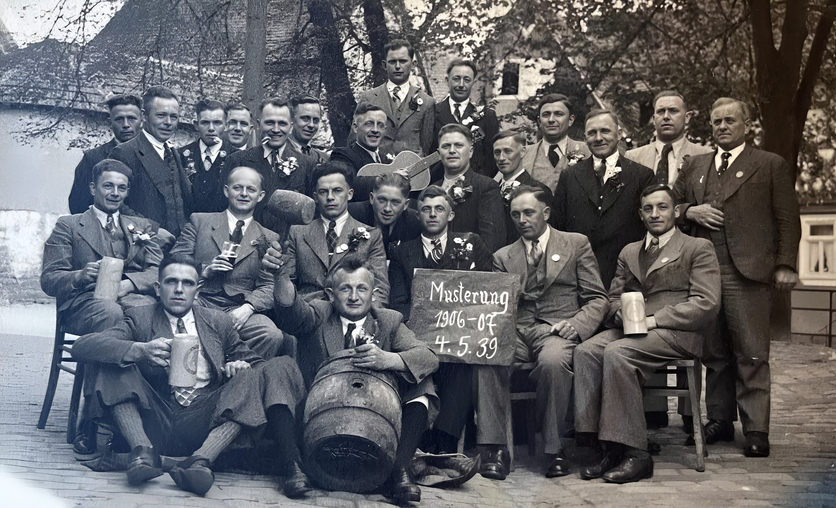 Gruppenfoto Musterung der Jahrgänge 1906 und 1907