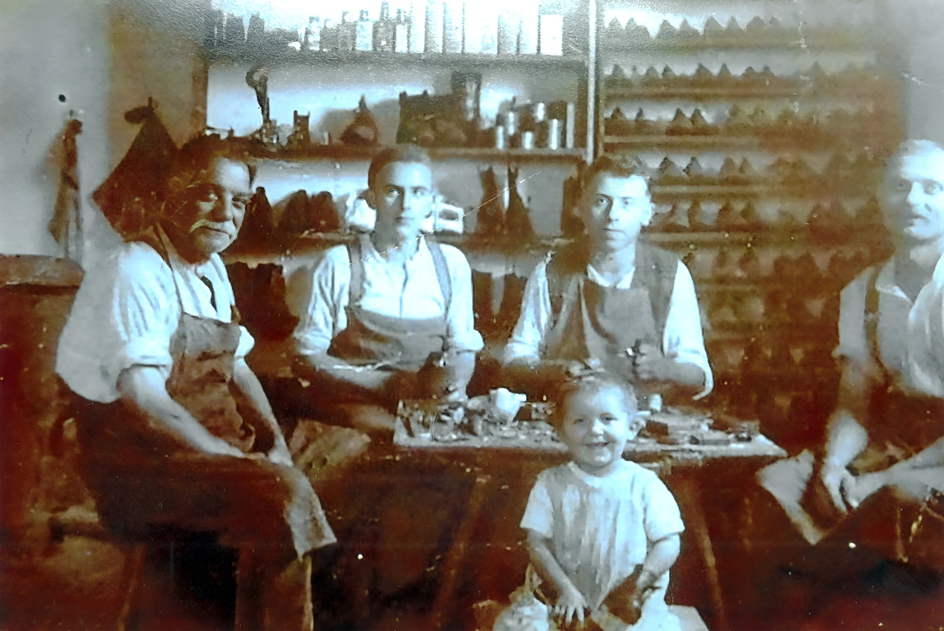 Der "Rösch-Schuster" in seiner Werkstatt in der Langgasse 27