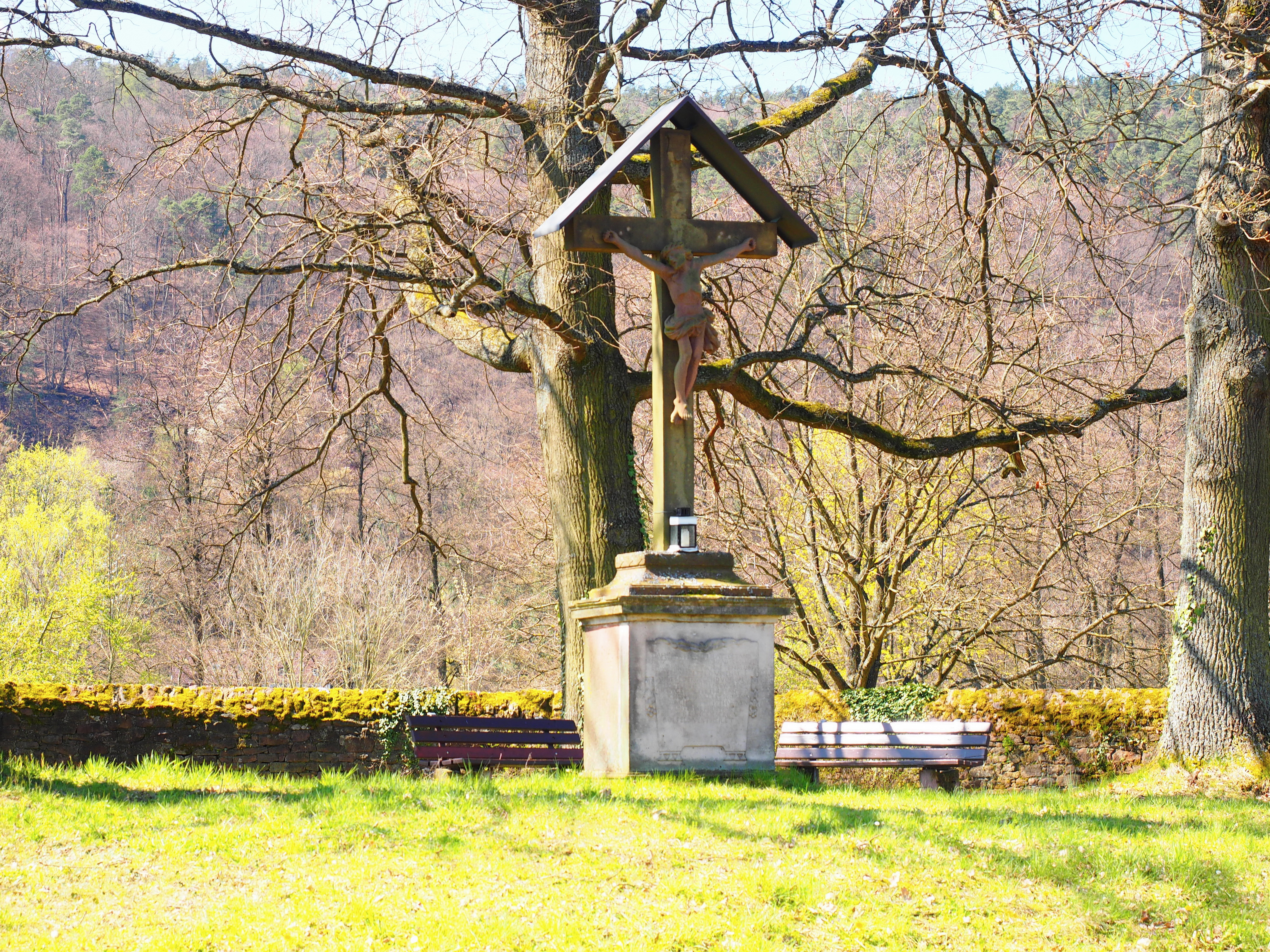 Das Friedhofskreuz in der Mitte des Kirchplatzes