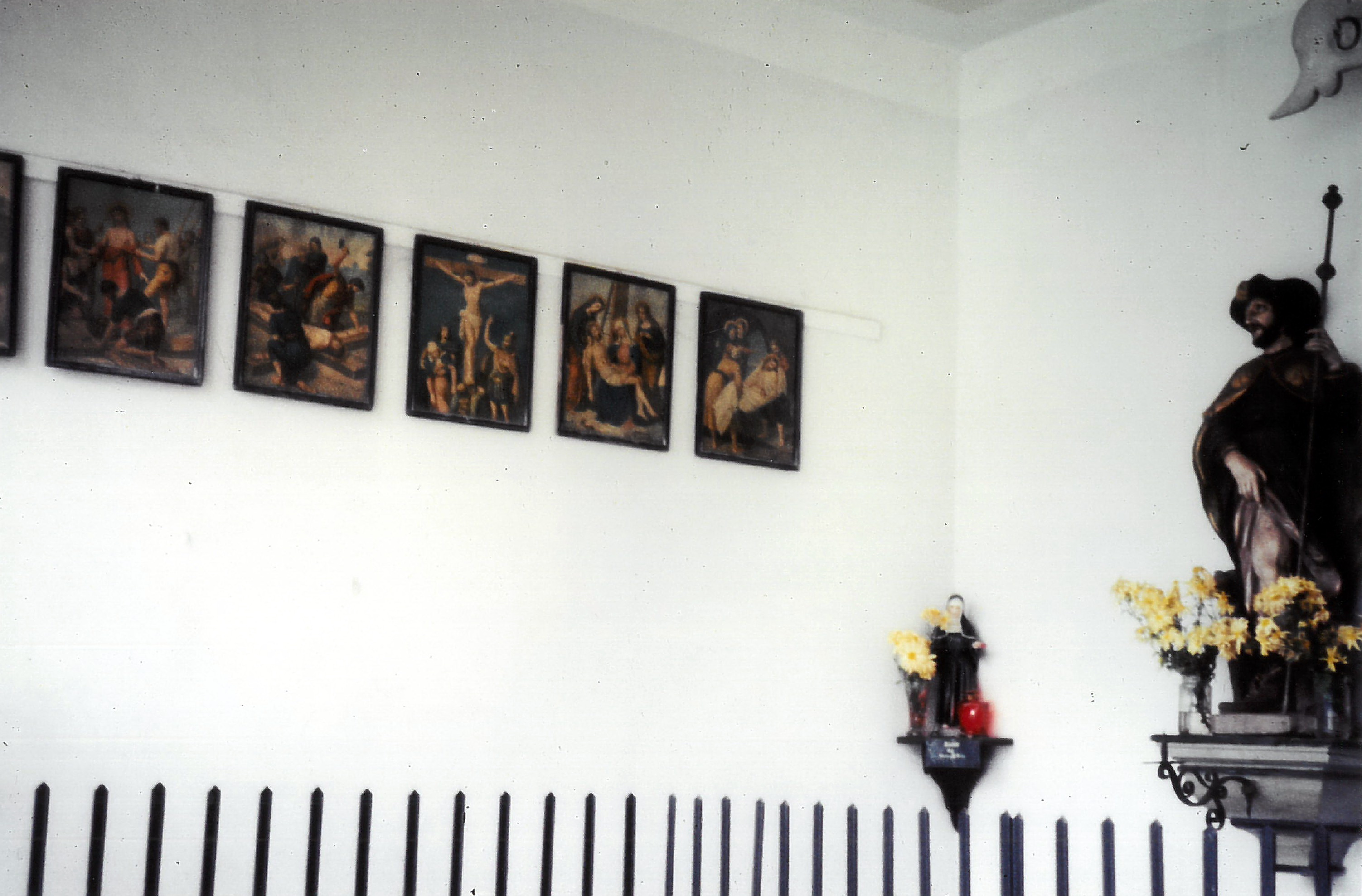 In der Kapelle befanden sich Kreuzwegbilder