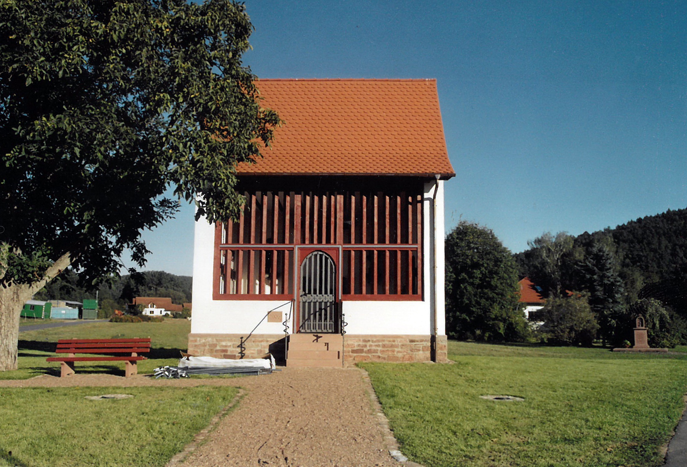 Die Hochkreuzkapelle im Juli 2005