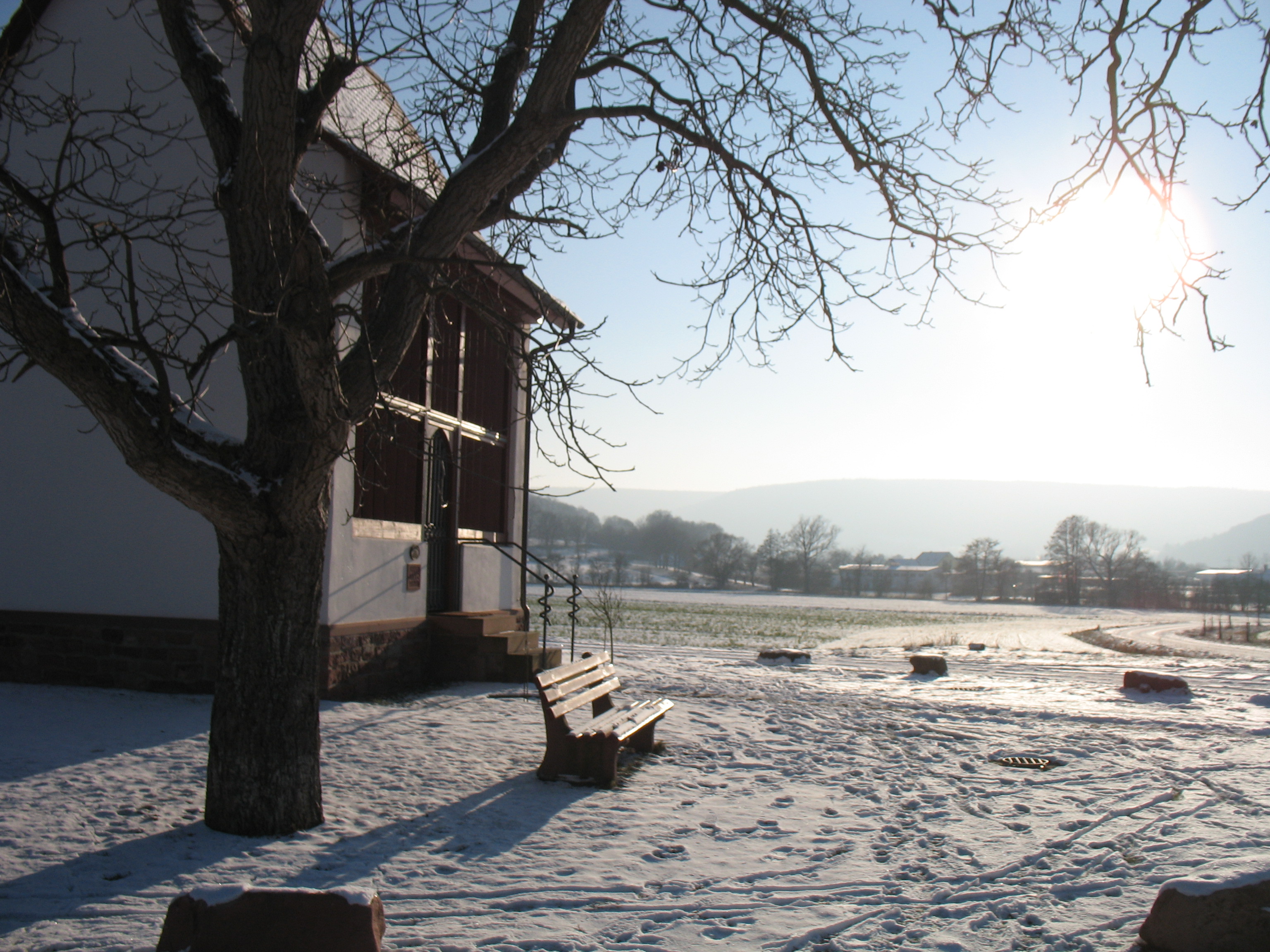 "Winteridylle" an der versetzten Hochkreuzkapelle