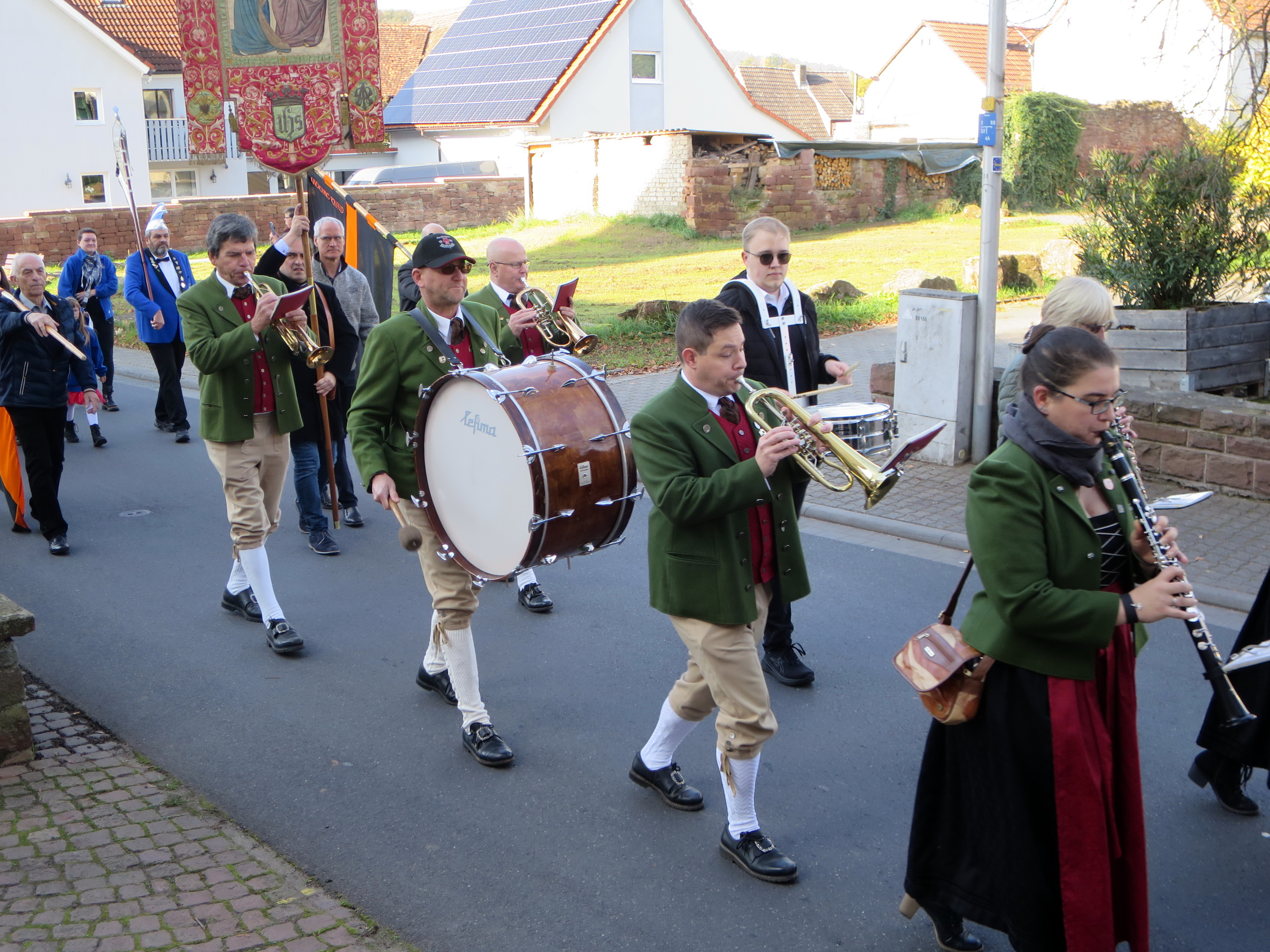 Der Musikverein Röllfeld begleitet den Festzug zur Jakob-Hemmelrath-Turnhalle