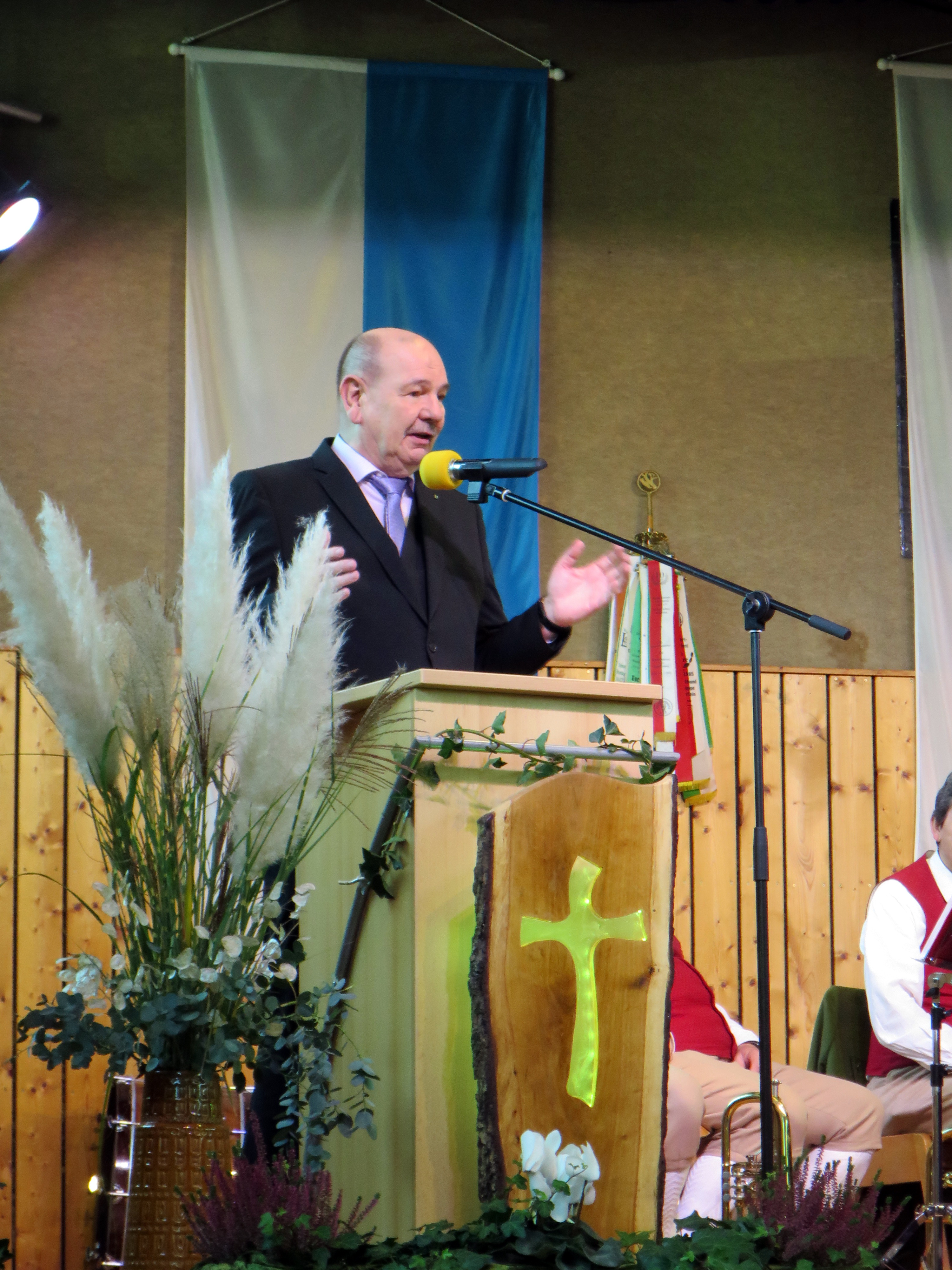 Gerhard Lang gibt einen Rückblick auf die Geschichte der Pfarrkirche