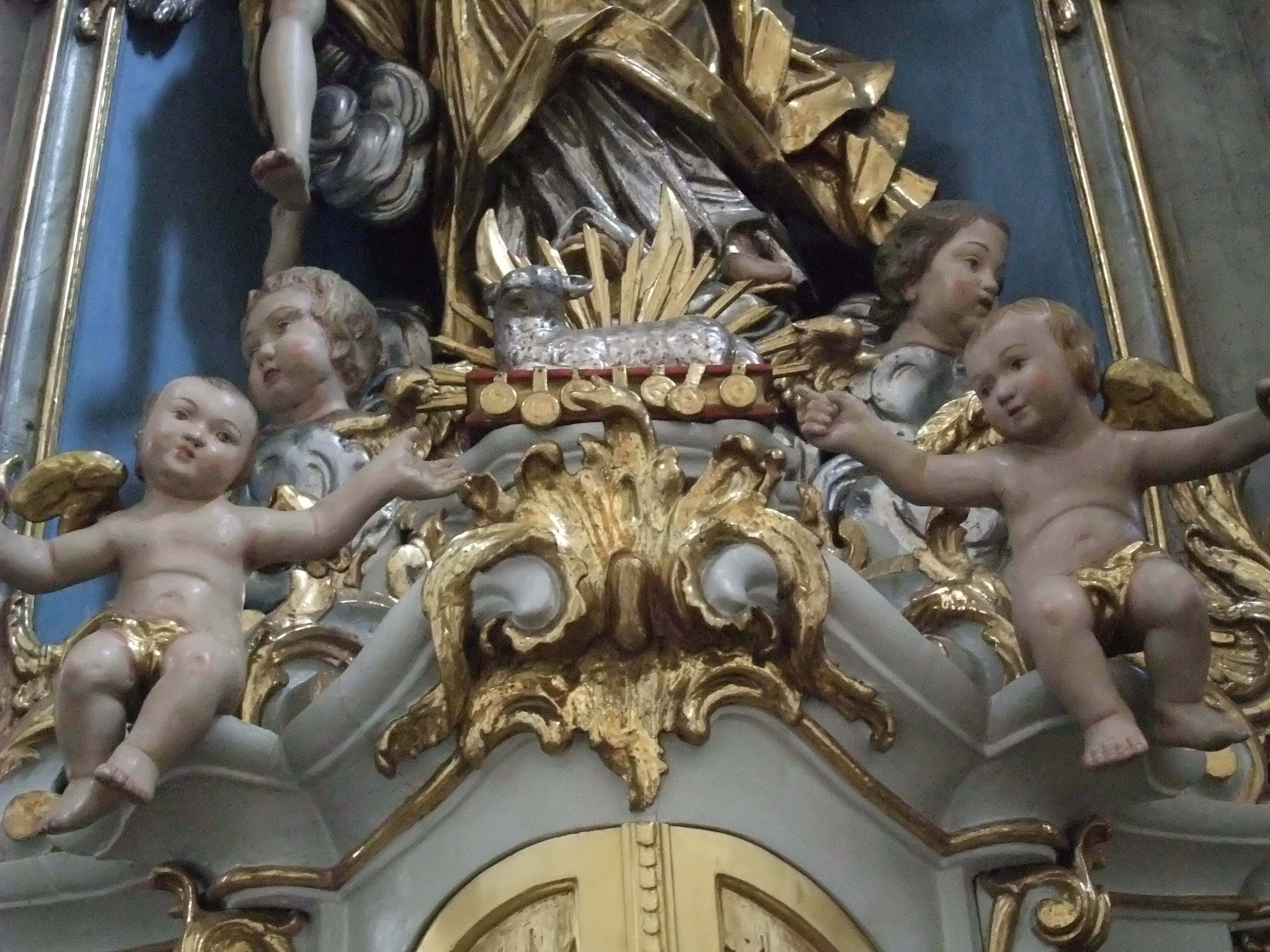 Detailfoto des Hochaltares mit Tabernakelbekrönung