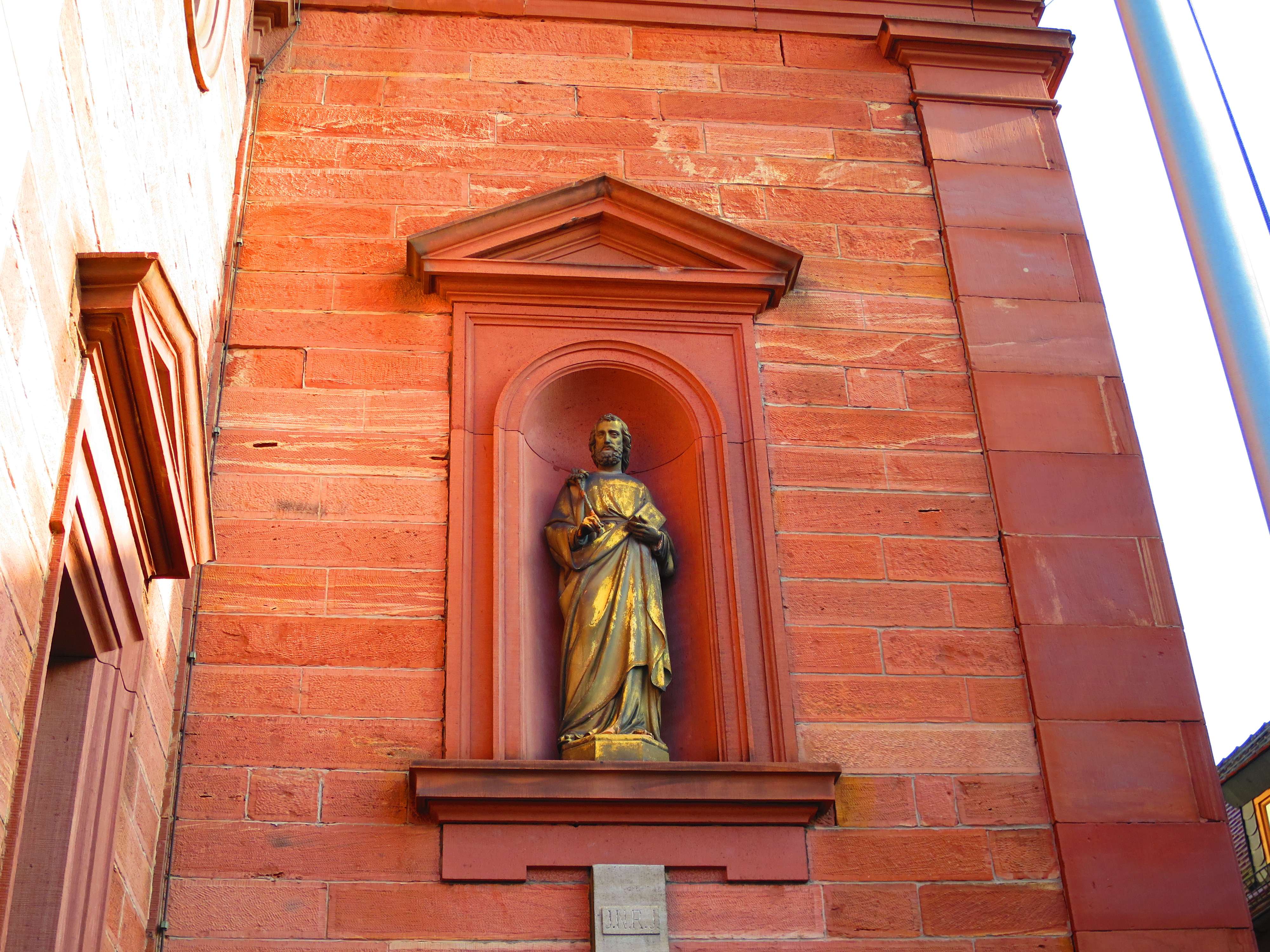 Heiligenfigur in der Außenfassade