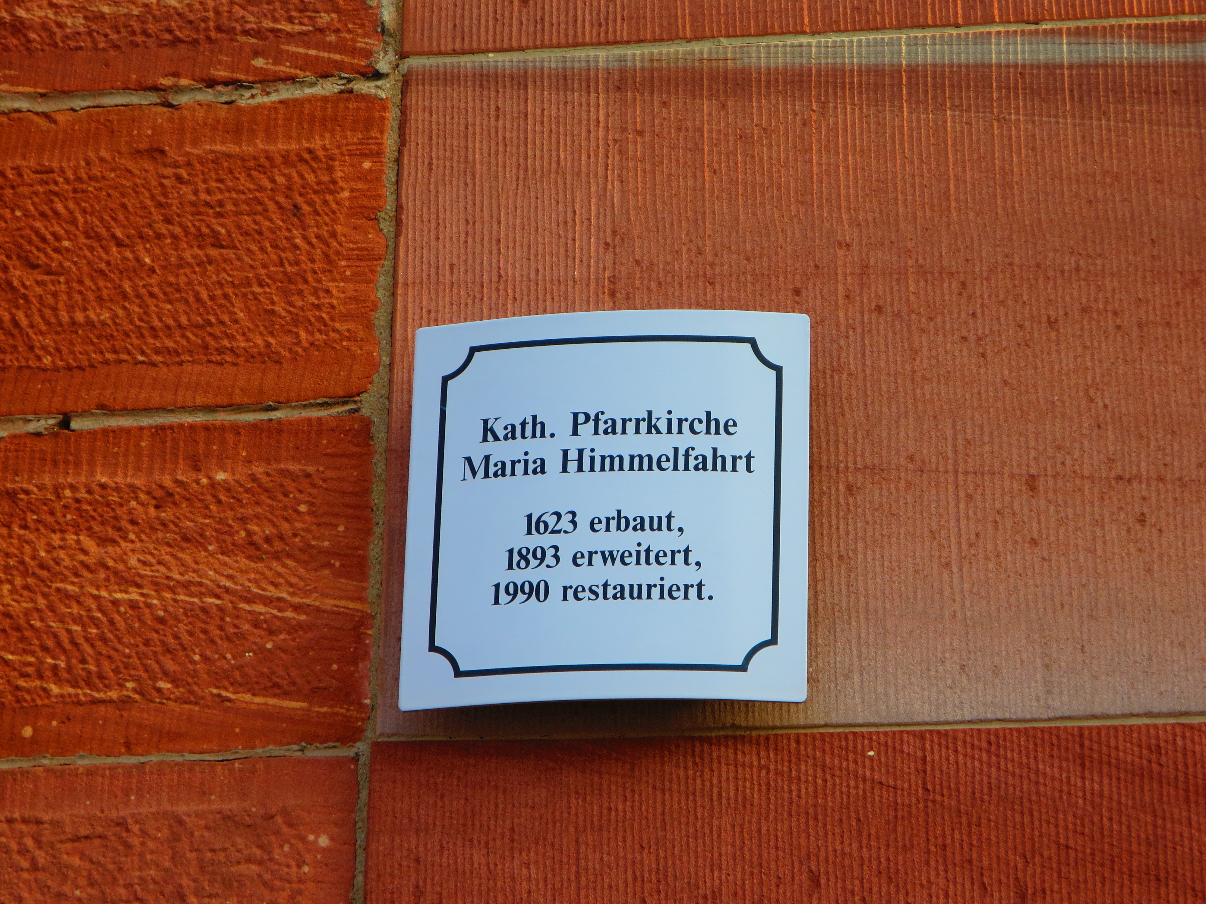 Hinweisschild am Eingang der Pfarrkirche Mariä Himmelfahrt