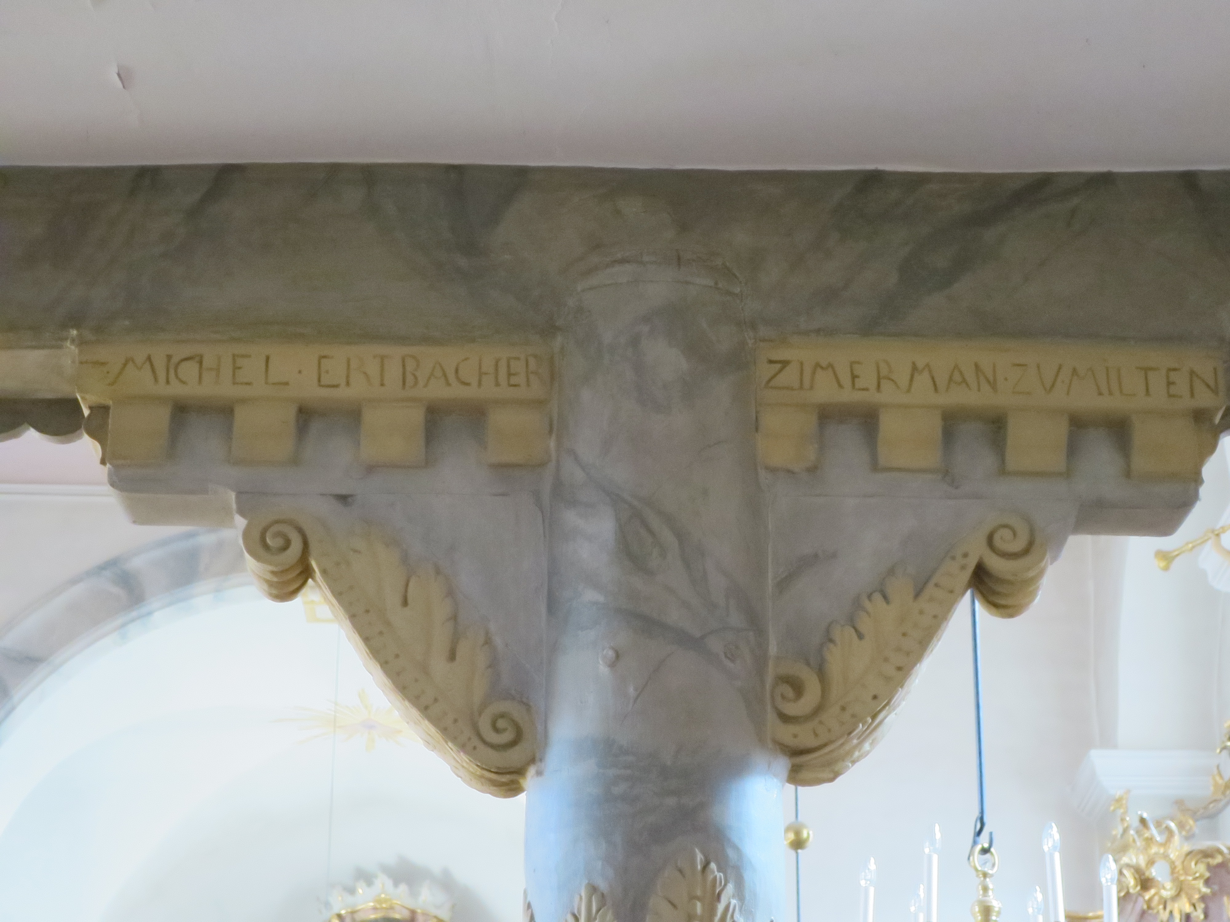 Sattelhölzer mit Arkanthusblätterverzierungen