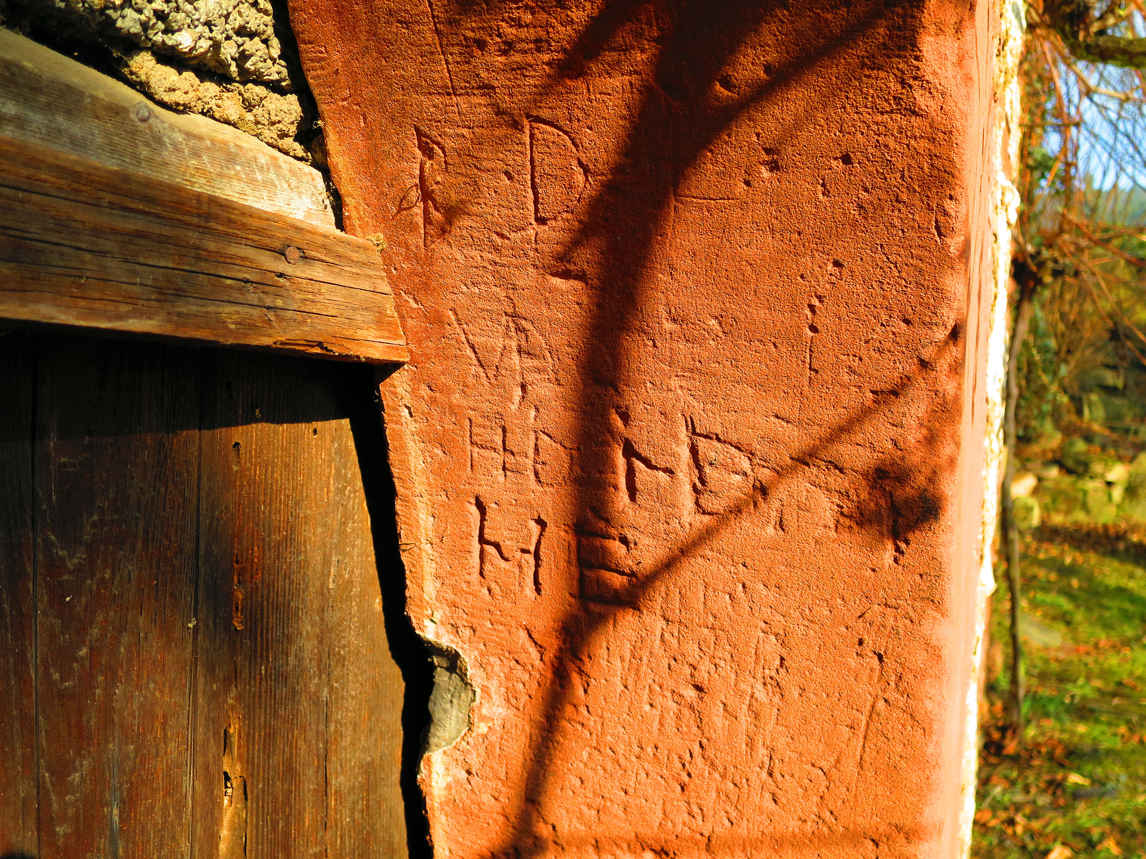 Einritzungen am Eingangsportal