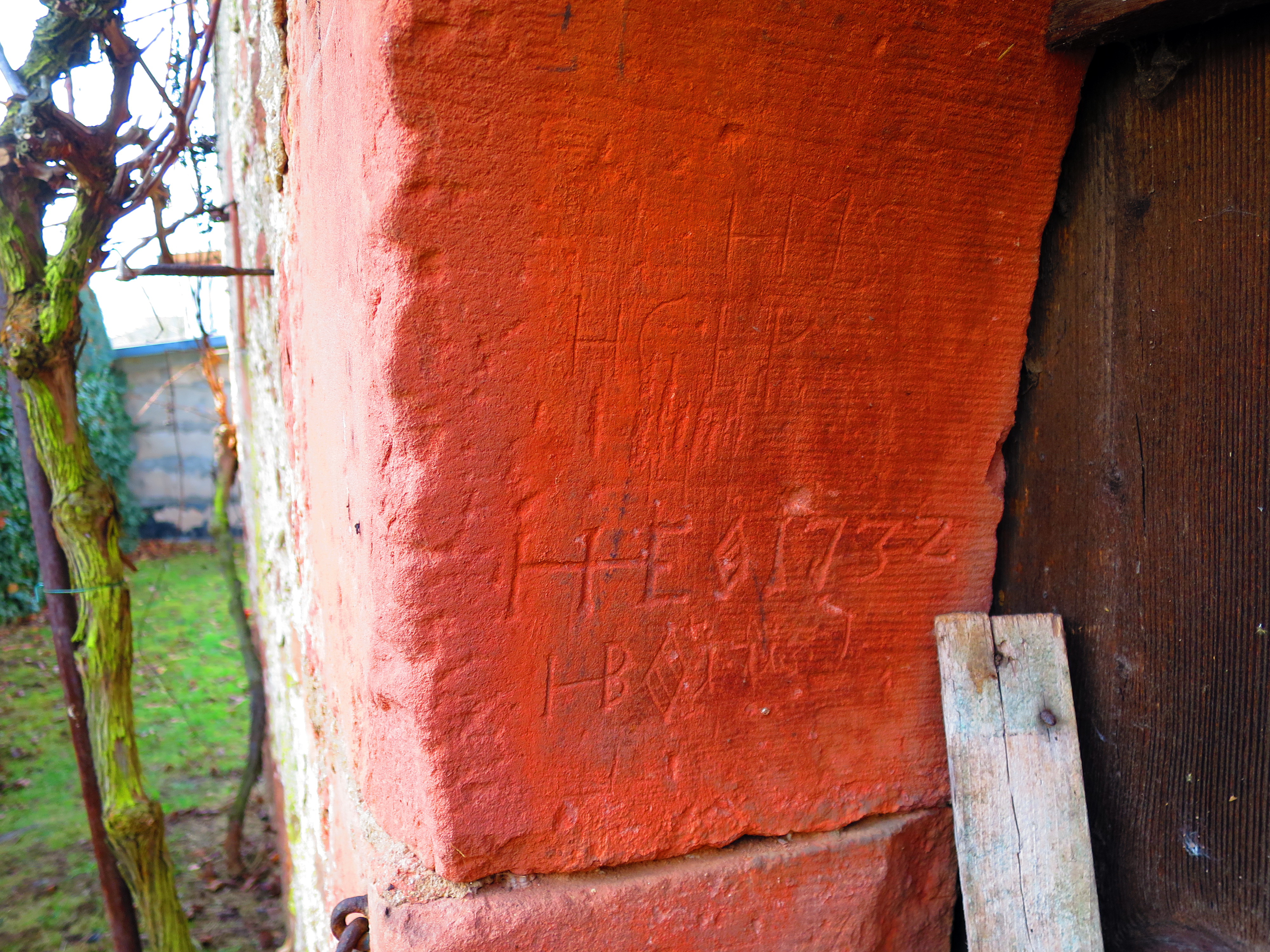 Einritzungen am Eingangsportal