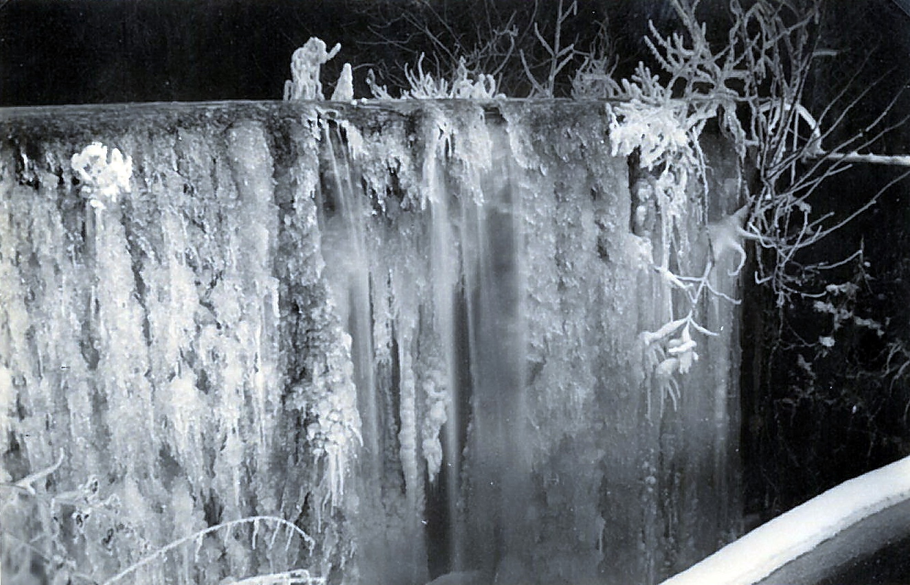 Der gefrorene Mühlbach im Winter