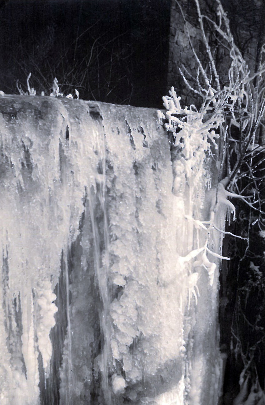Der gefrorene Mühlbach im Winter