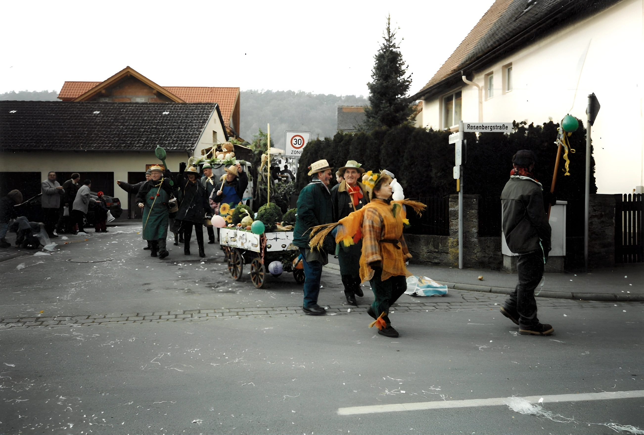 Abordnung des Gartenbauvereins beim Festzug an Fasching 1999 an der Einmündung in die Ringstraße