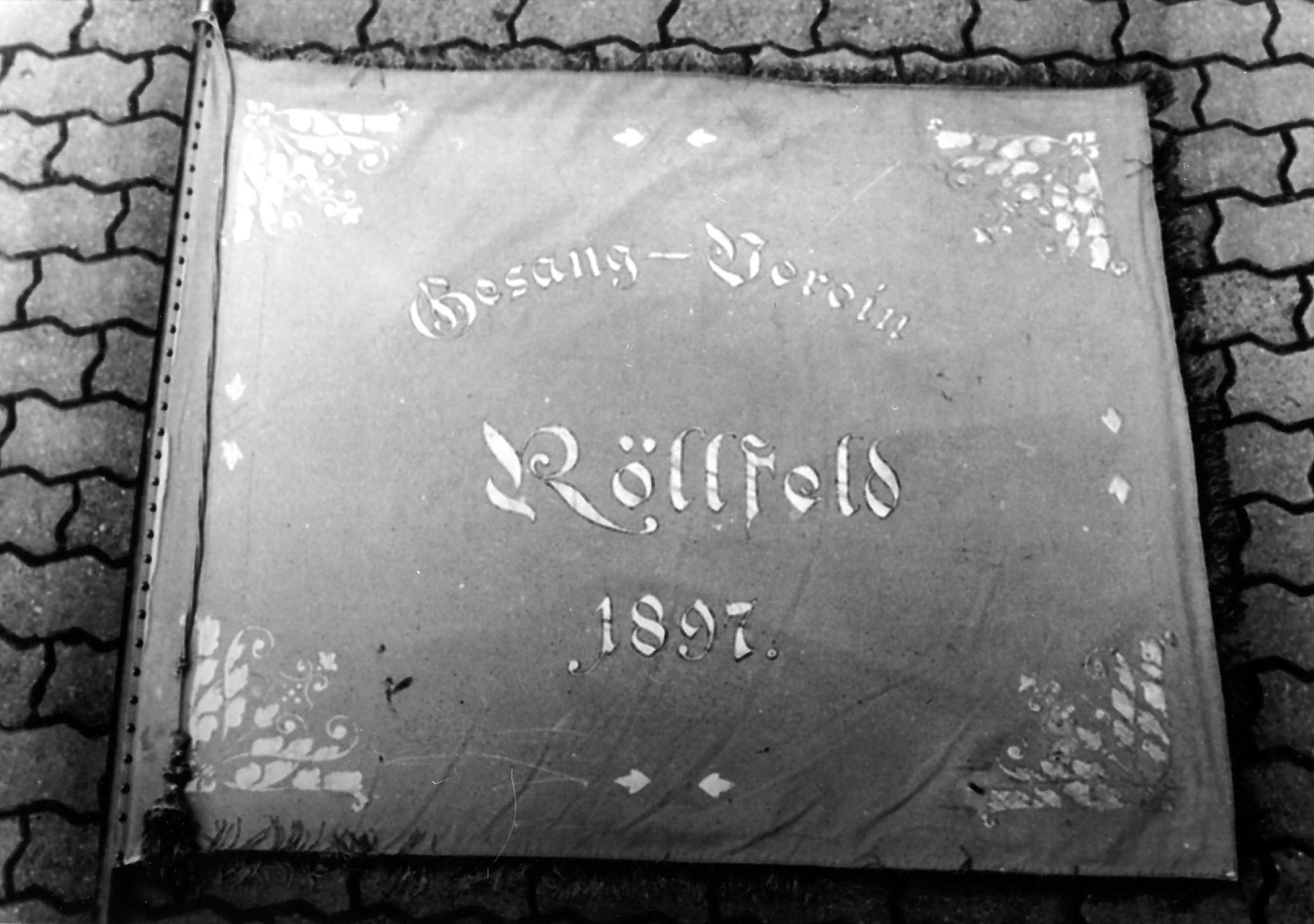 Vereinsfahne des Gesangvereins Röllfeld