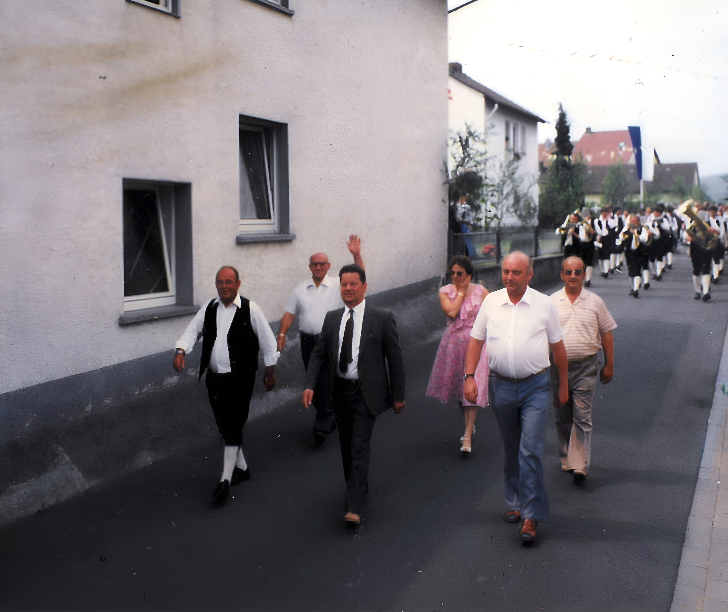 Ehrengäste beim Festzug anl. Musikerfest 100 Jahre Blasmusik Röllfeld