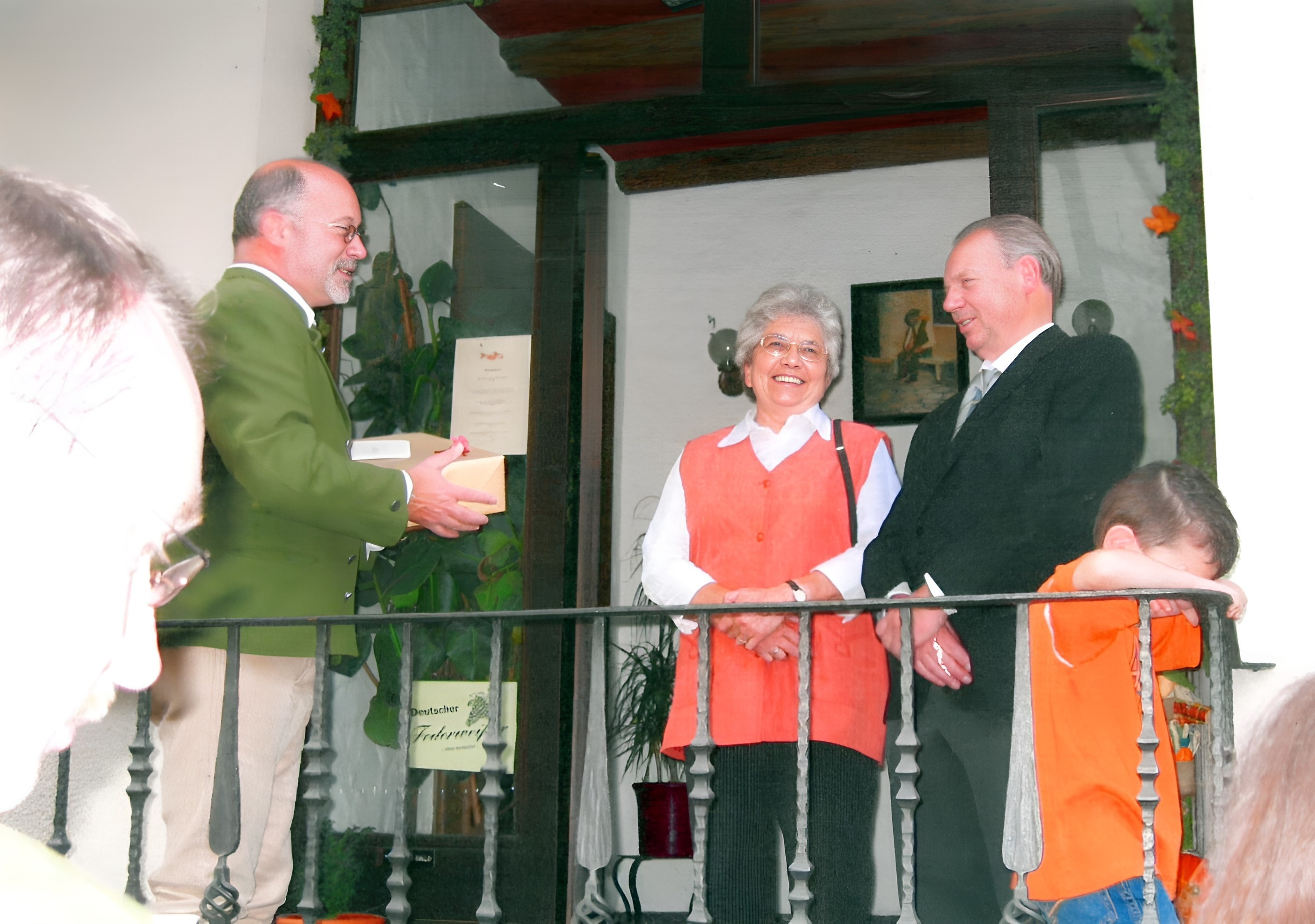 Vorstand Franz Josef Weber gratuliert Hilde und Karlheinz Renz