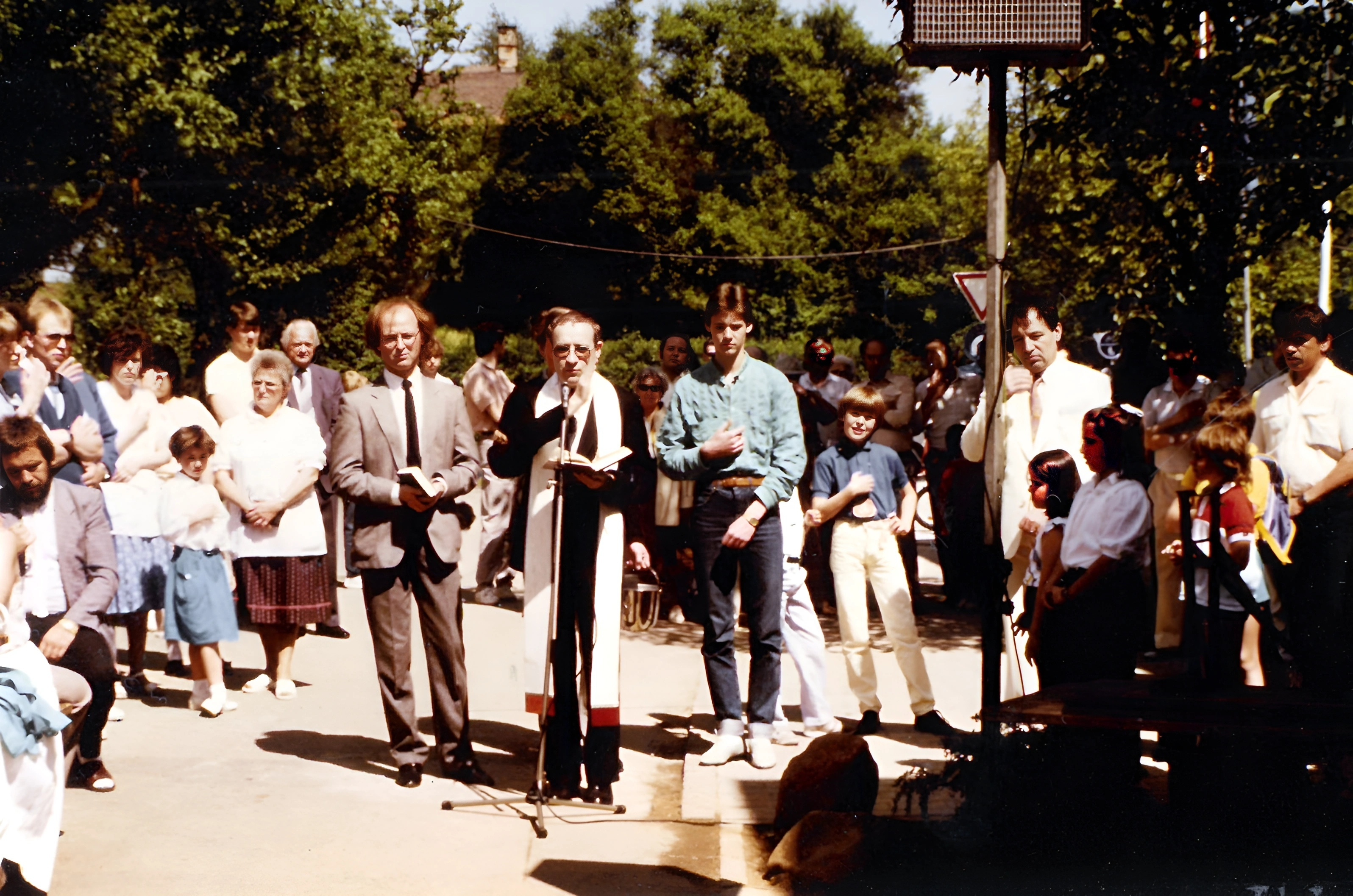 Pfarrer Günther Schwarzkopf bei der Segnung des neu sanierten Freibades